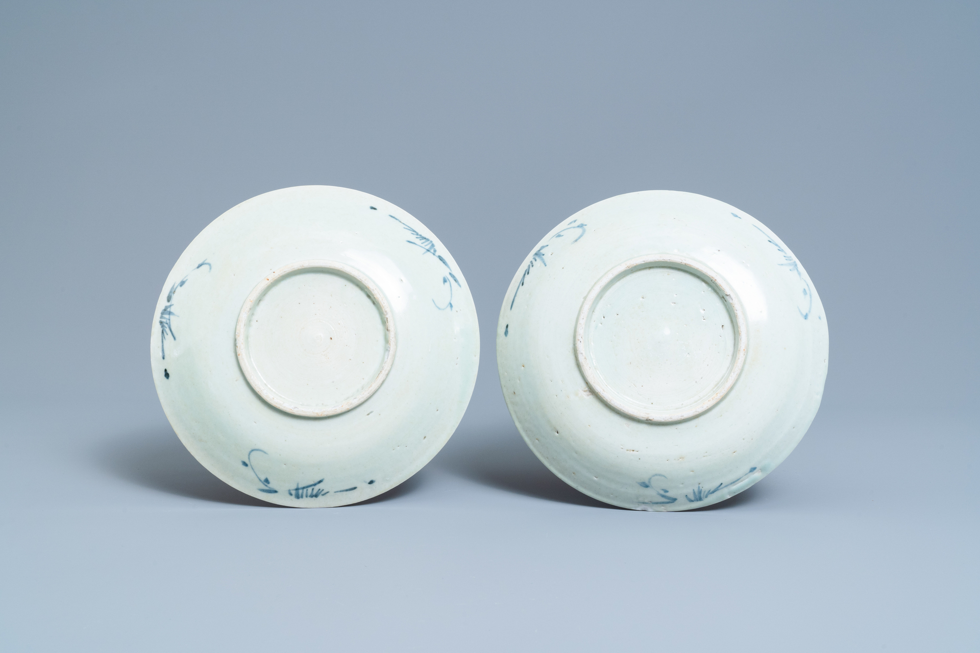 Four Chinese blue and white 'carps and shrimps' dishes, Dehua, 18/19th C. - Image 5 of 5