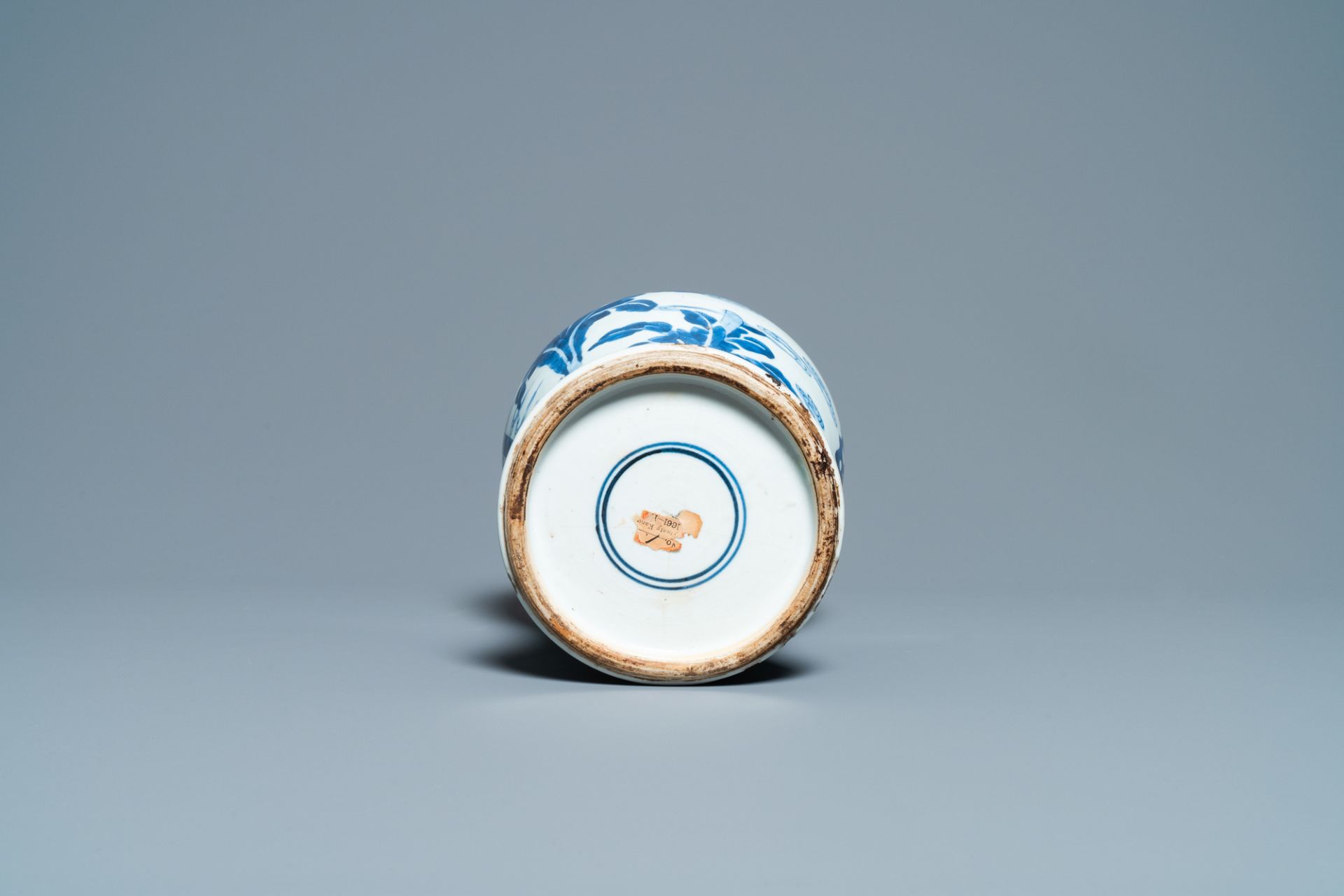 A Chinese blue and white vase with a figurative scene, Kangxi - Image 7 of 7