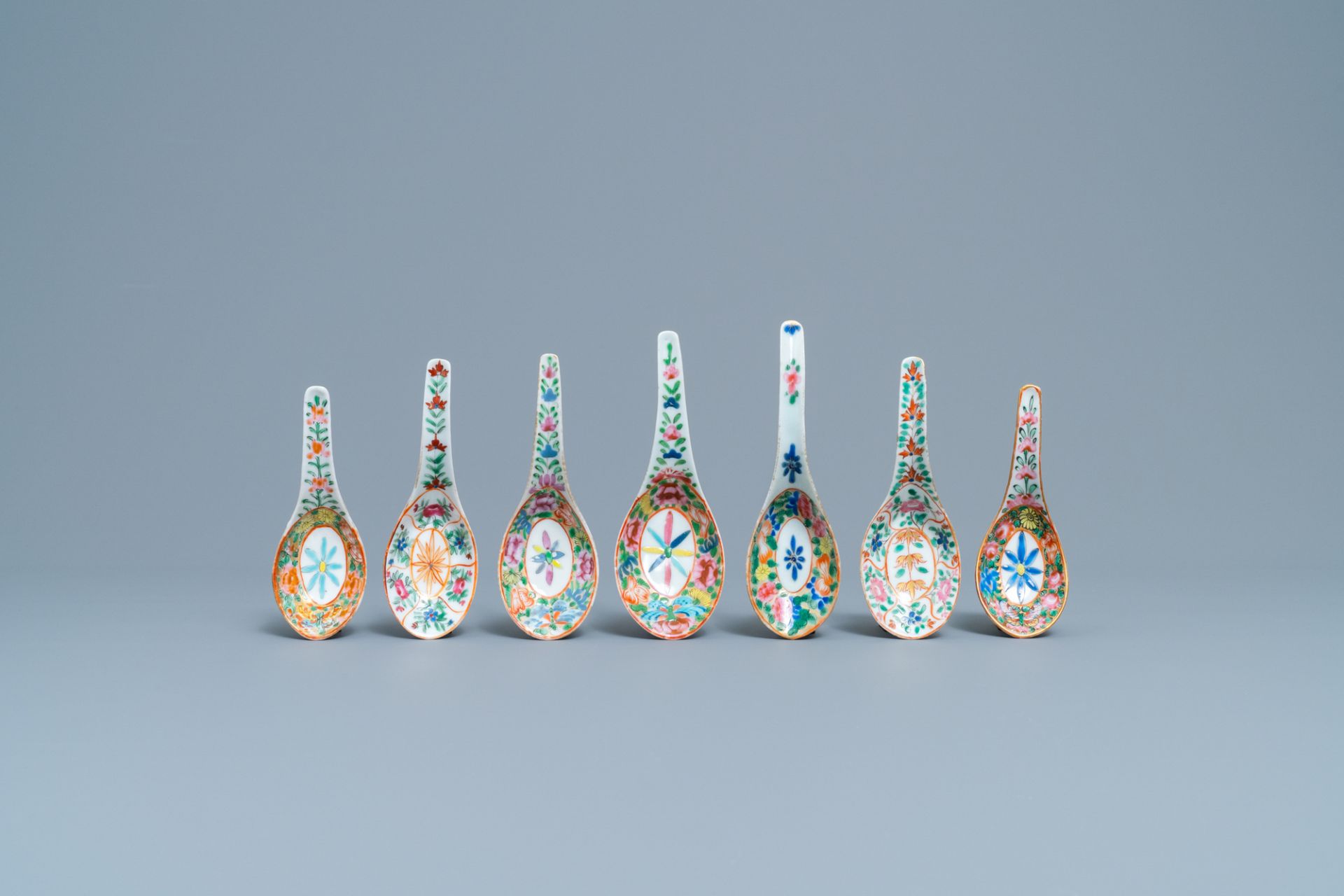 Fifteen Chinese Canton famille rose and millefleurs spoons, 19/20th C. - Bild 4 aus 7
