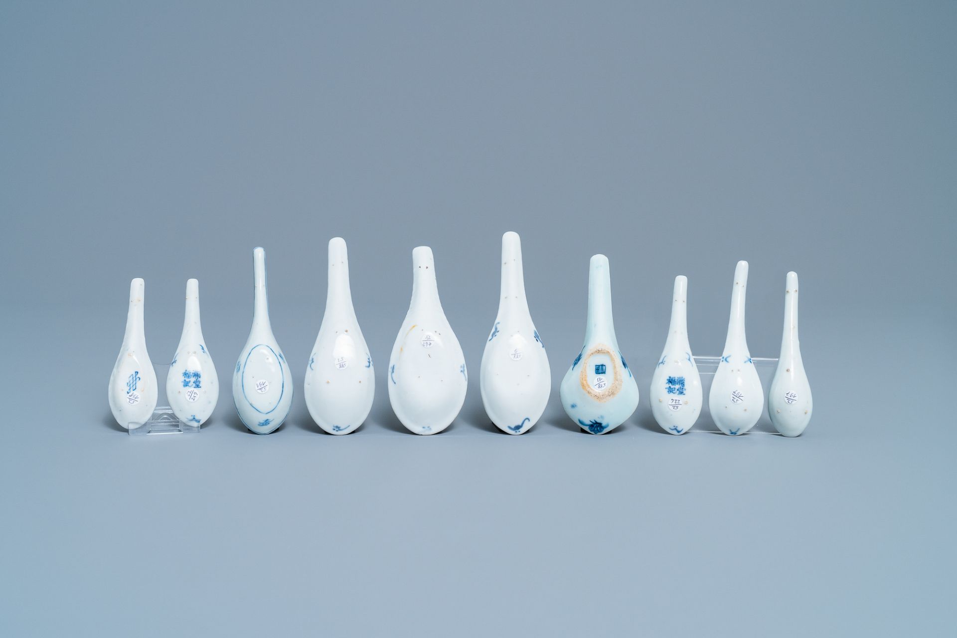 Forty Chinese blue and white spoons, 19/20th C. - Image 11 of 16