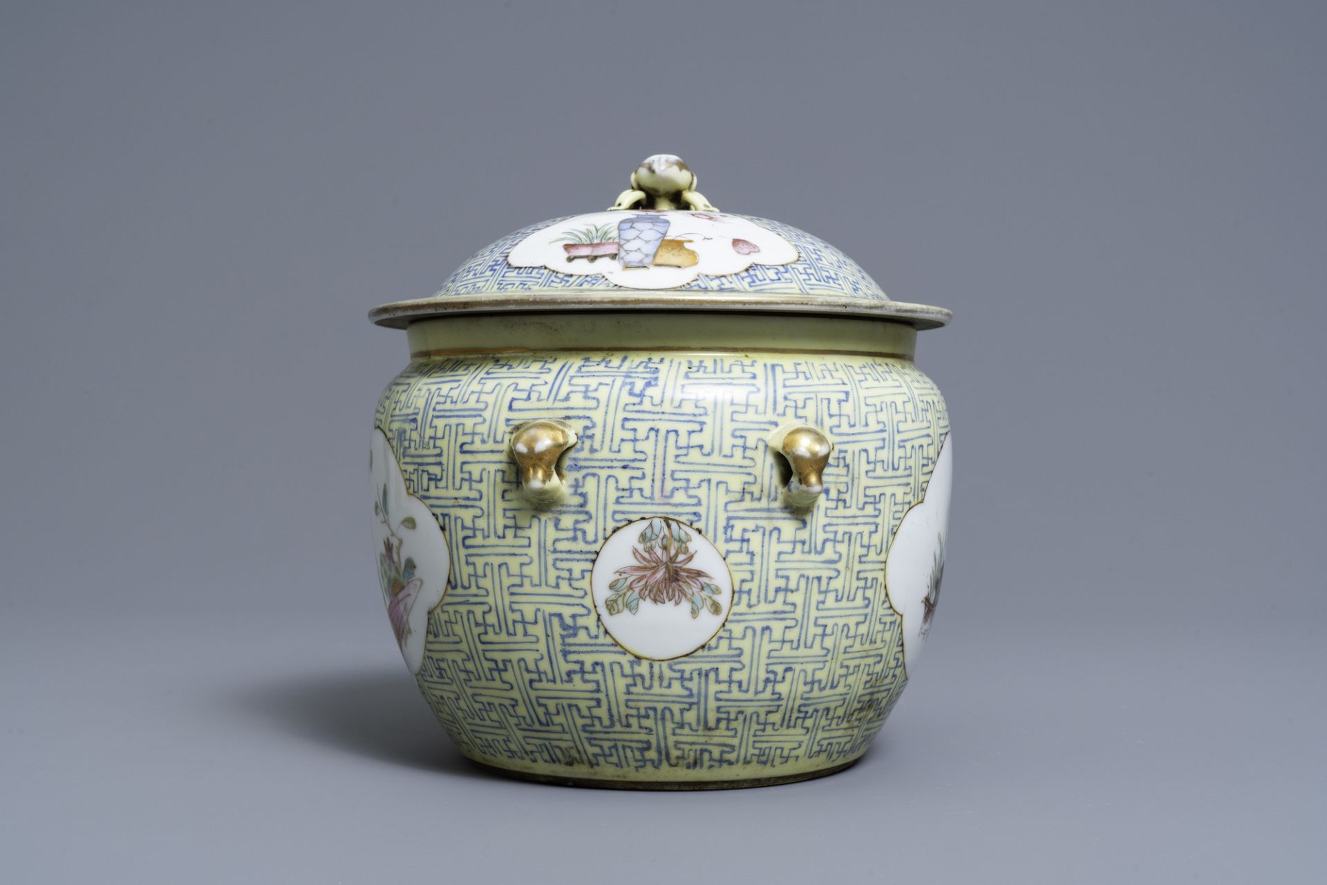 A varied collection of Chinese famille rose and blue and white wares, 19/20th C. - Image 11 of 21