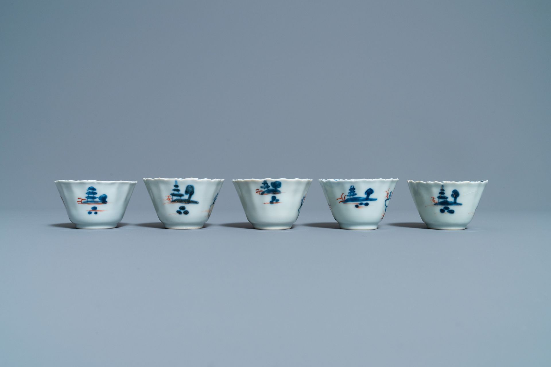 Five Chinese Imari-style cups and saucers, Kangxi - Image 6 of 9