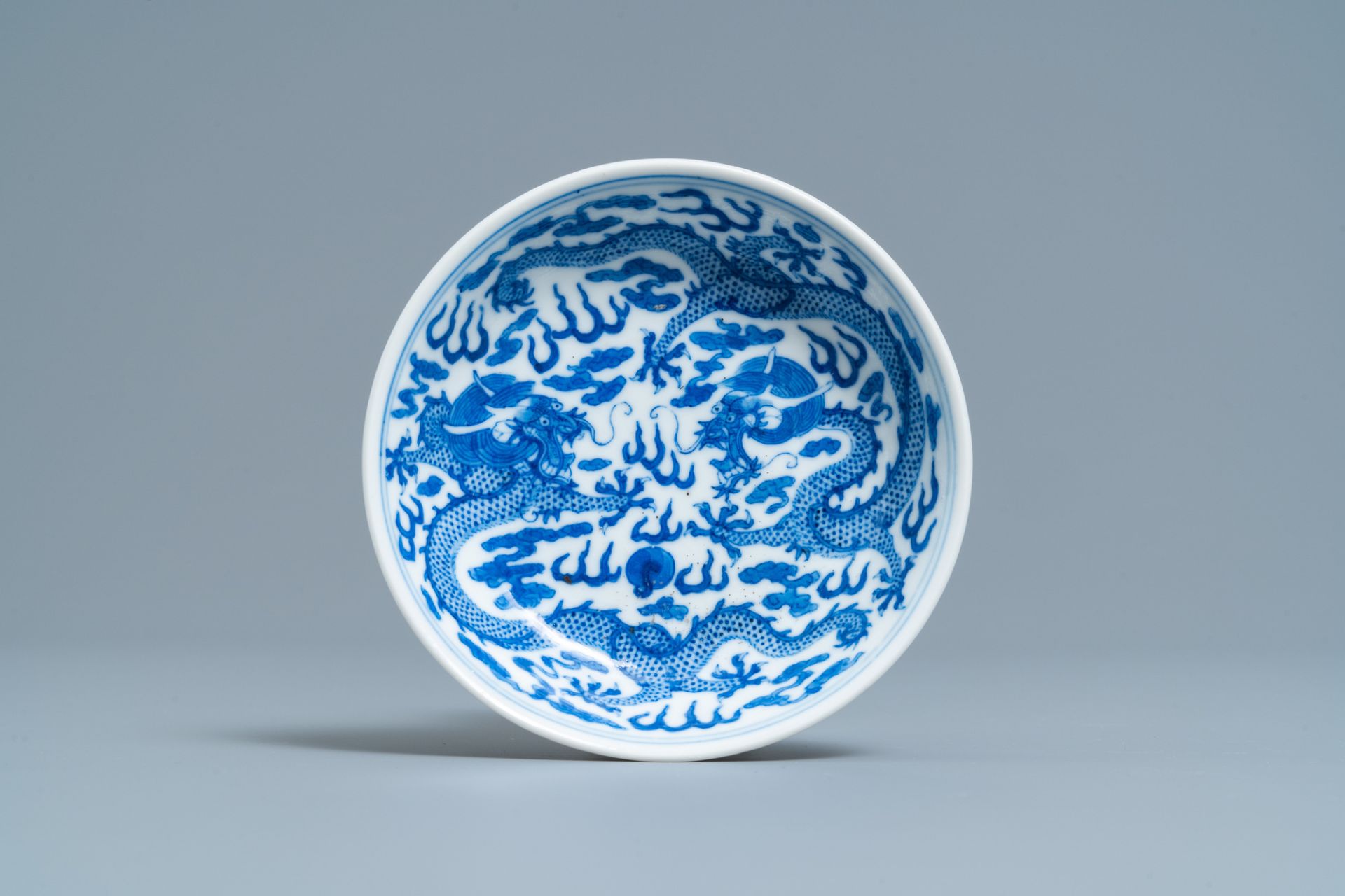 A Chinese blue and white plate, a bowl and a box and cover, Qianlong and Guangxu mark, 19/20th C. - Image 2 of 9