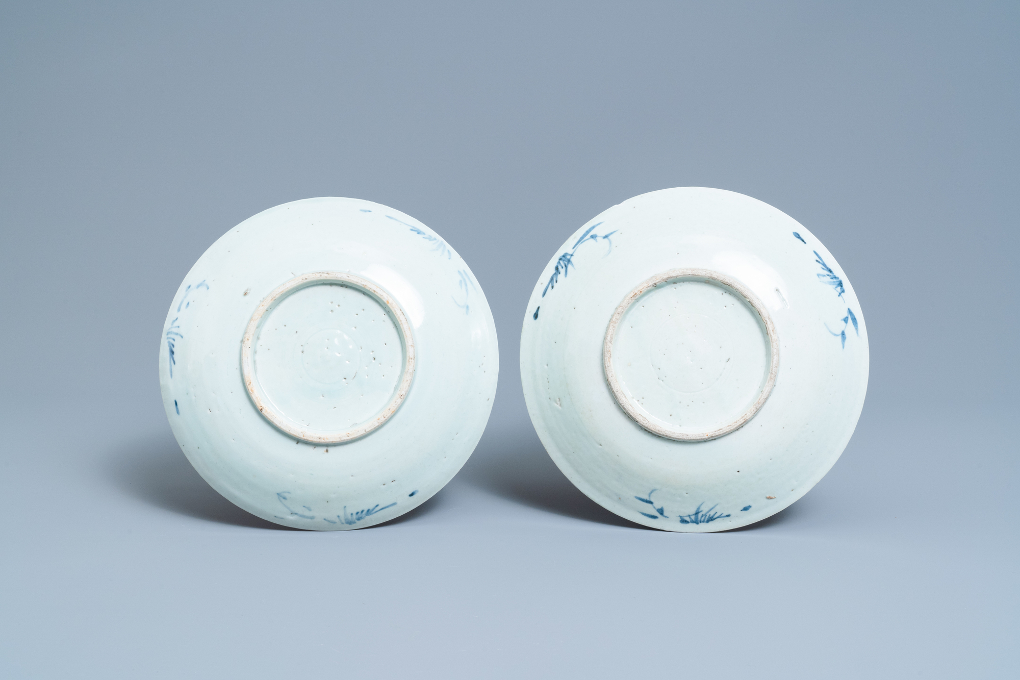 Four Chinese blue and white 'carps and shrimps' dishes, Dehua, 18/19th C. - Image 3 of 5