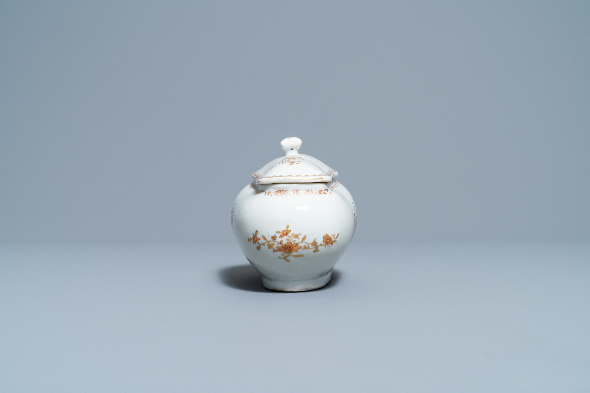 A Chinese Scottish market Ross of Balnagowan armorial sauceboat and cover, Qianlong - Image 5 of 7