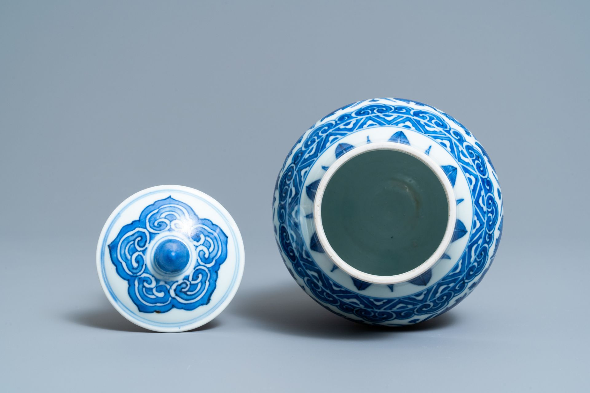 A Chinese blue and white 'lotus scroll' jar and cover, Transitional period - Image 5 of 6