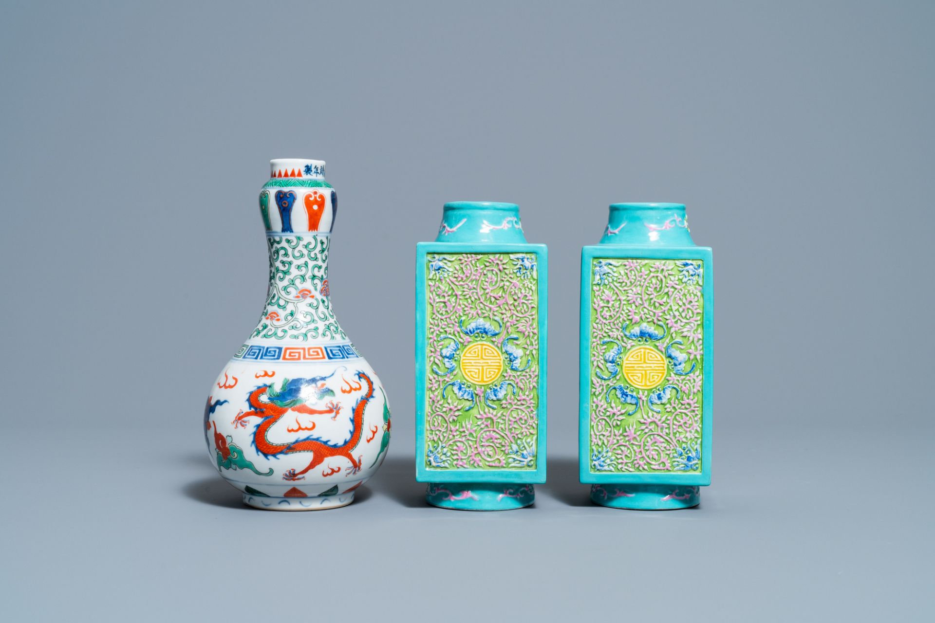 A pair of Chinese 'cong' vases and a wucai 'dragon' vase, 19/20th C. - Image 4 of 7