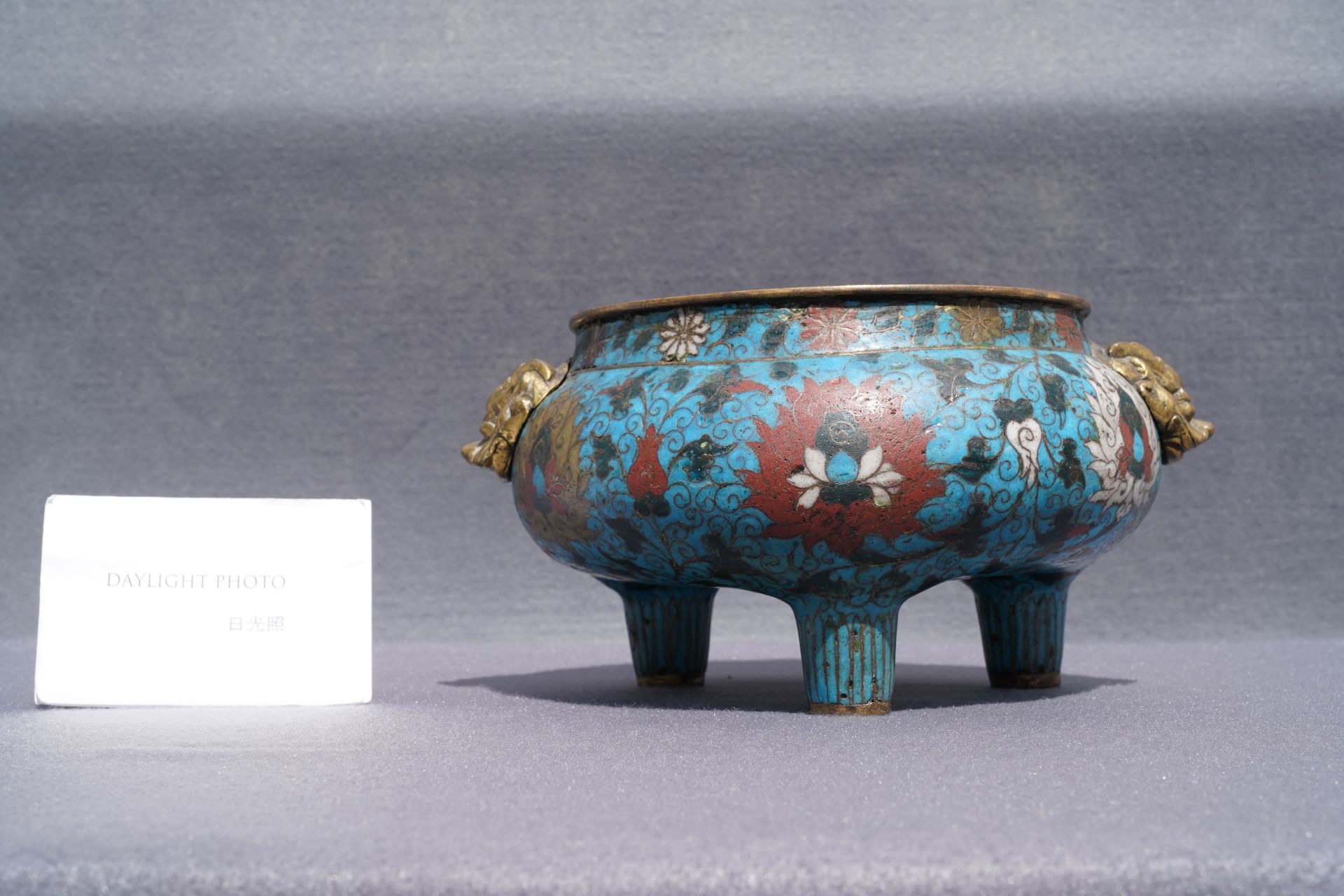 A large Chinese cloisonne tripod censer, Ming - Bild 9 aus 12