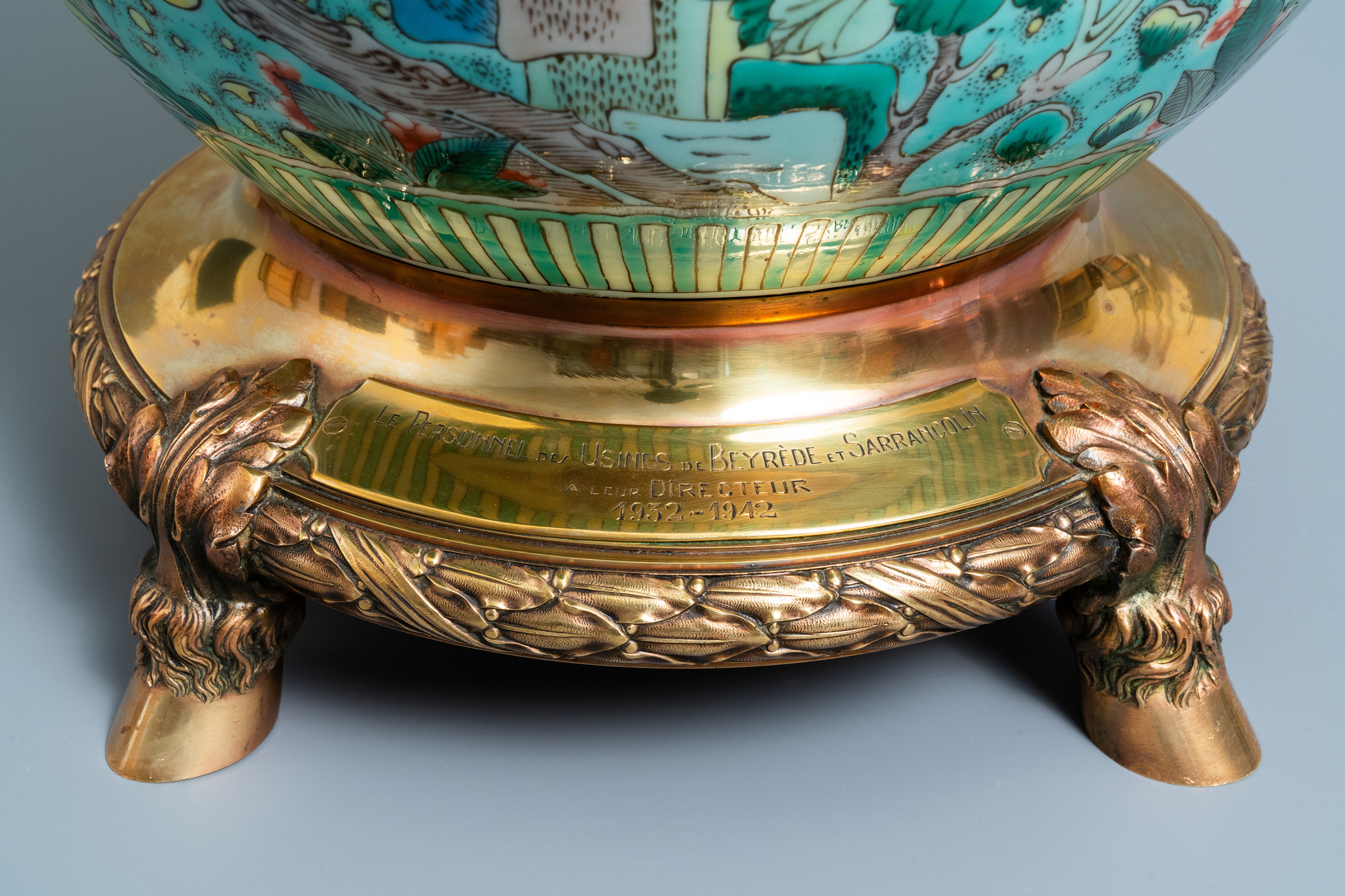 A Chinese famille verte jardiniere on a dated gilt bronze foot, 19/20th C. - Image 7 of 7