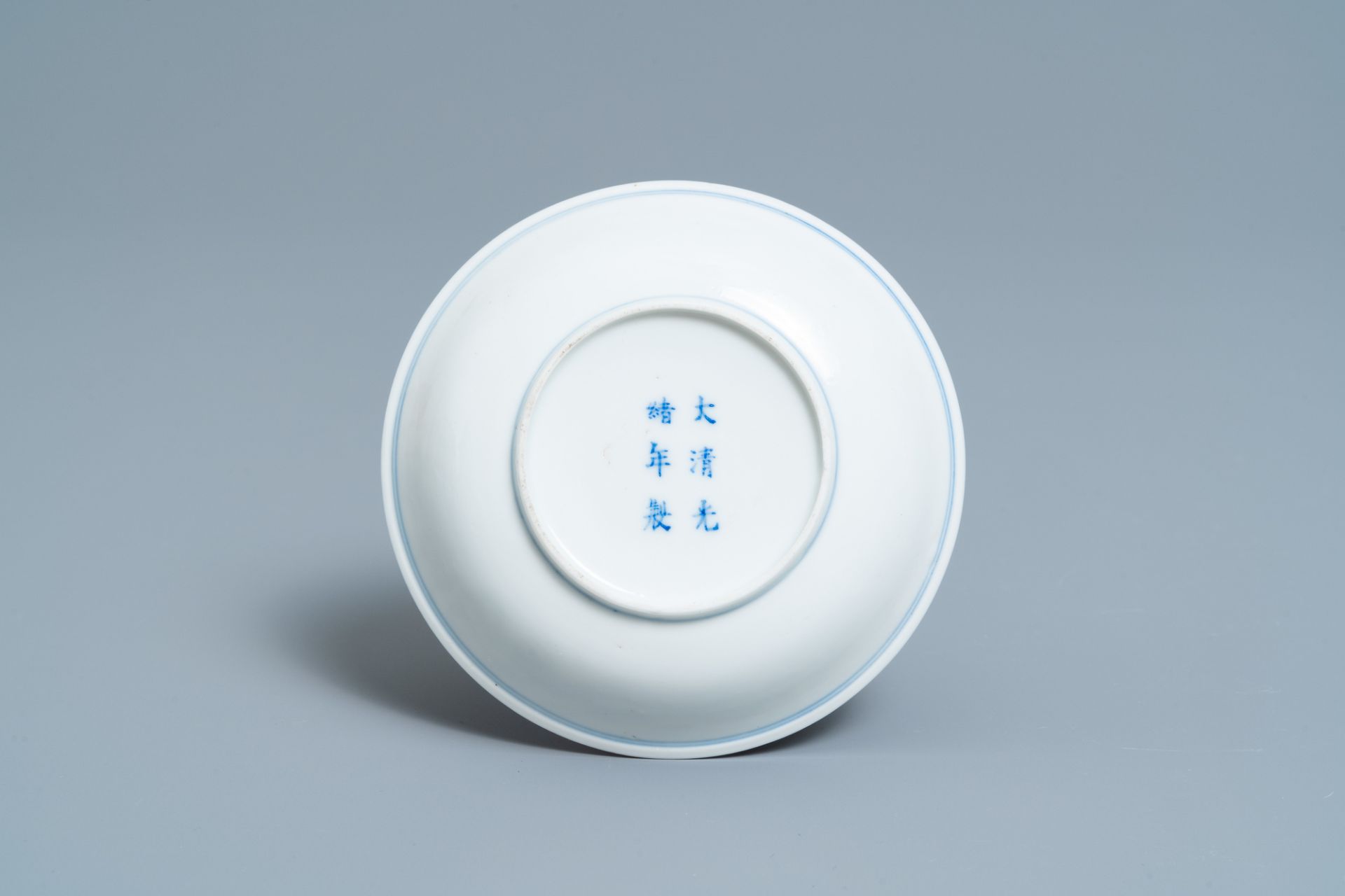 A Chinese blue and white plate, a bowl and a box and cover, Qianlong and Guangxu mark, 19/20th C. - Image 3 of 9