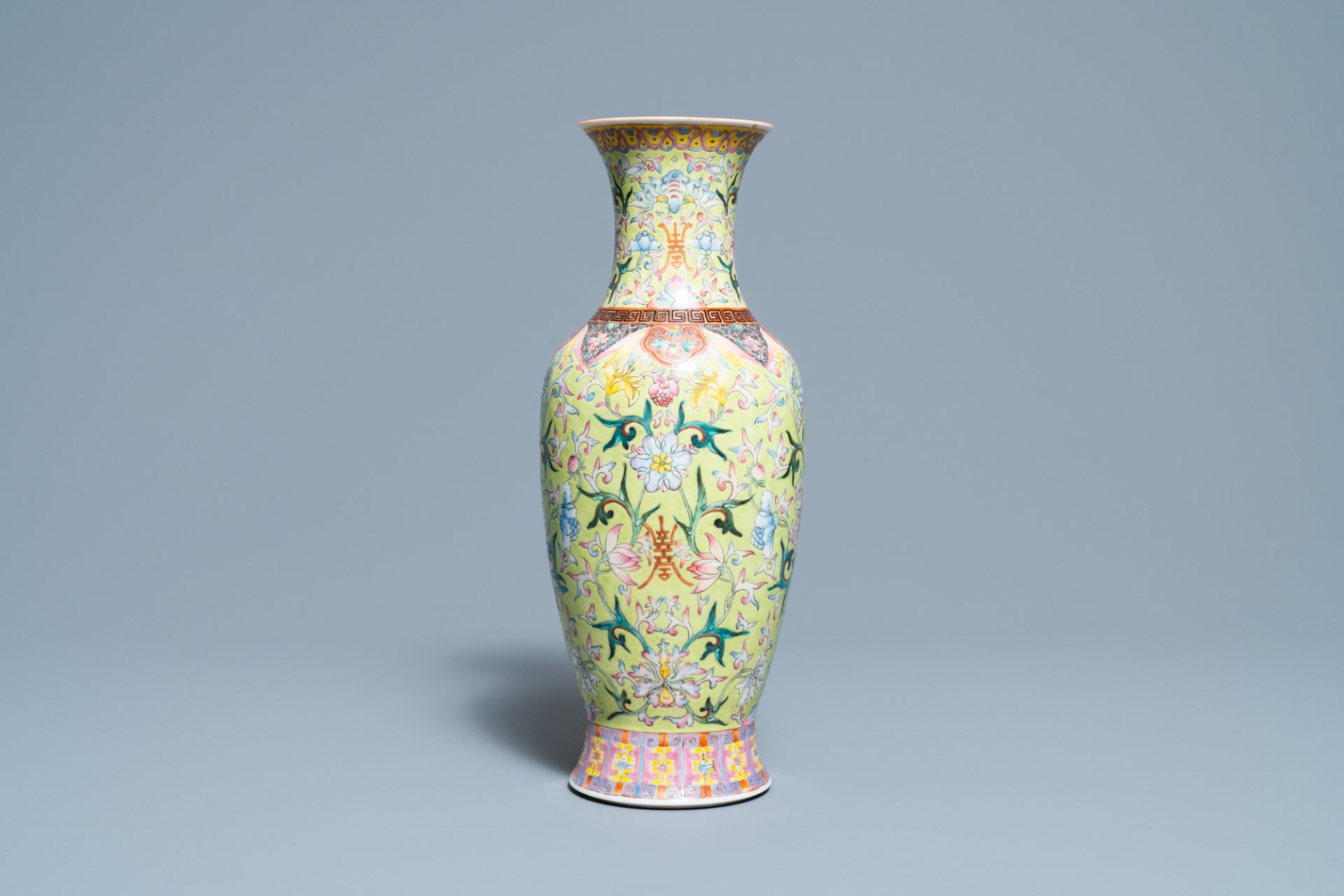 A Chinese famille rose lime green-ground vase, Qianlong mark, Republic - Bild 3 aus 6