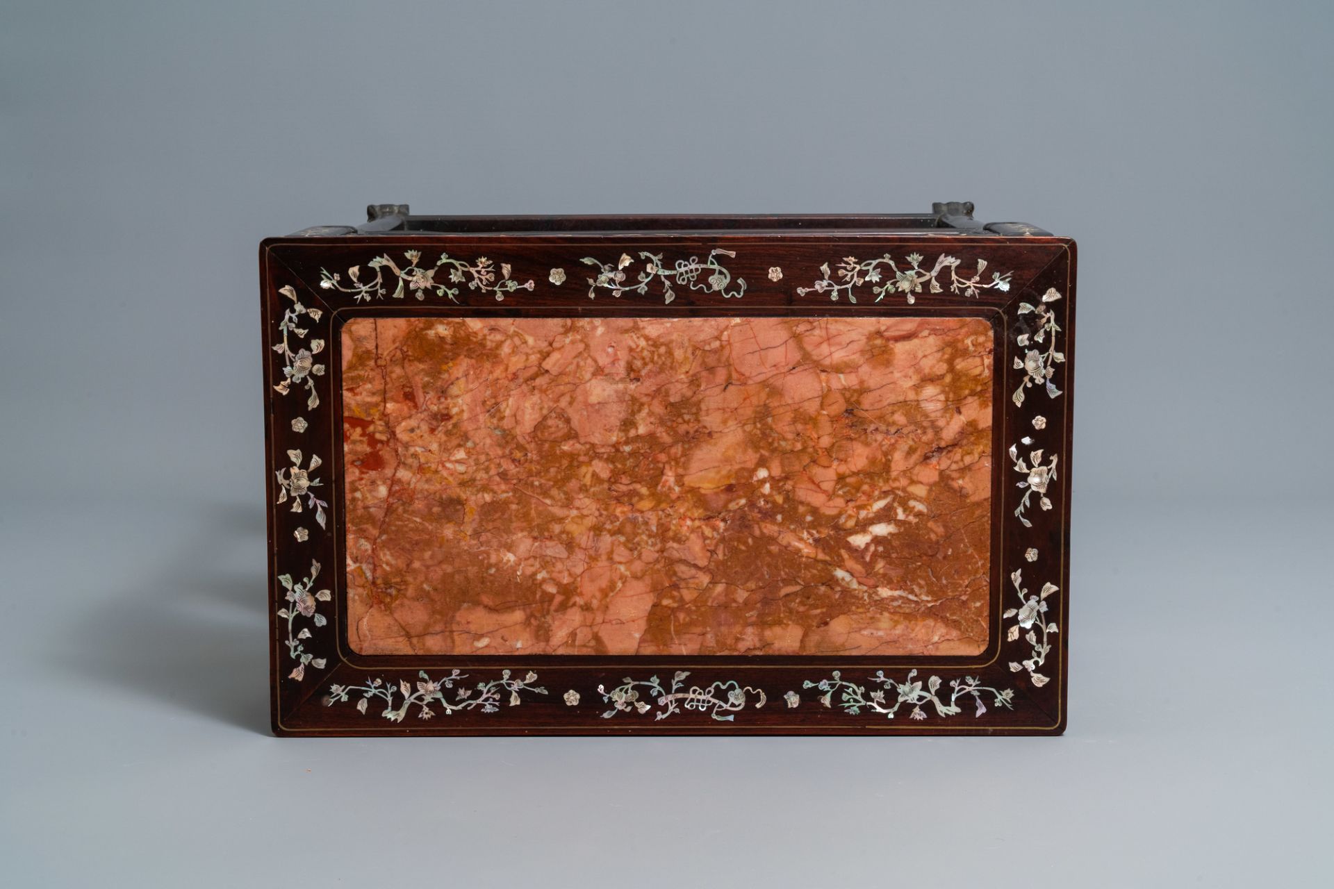 A Chinese mother-of-pearl-inlaid wooden sideboard with marble top, 19th C. - Bild 6 aus 10
