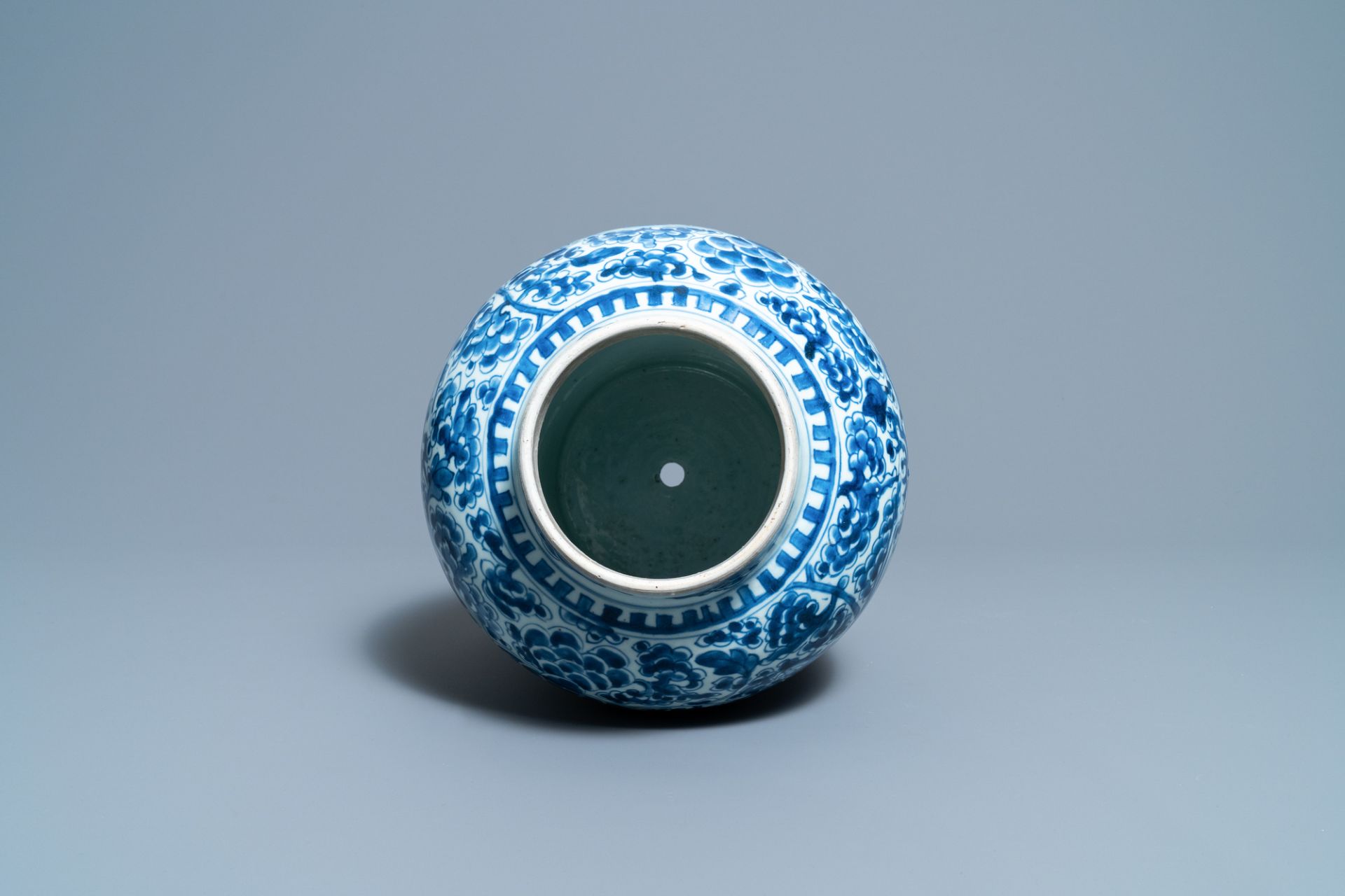 A Chinese blue and white 'phoenixes' vase, Kangxi - Image 5 of 6