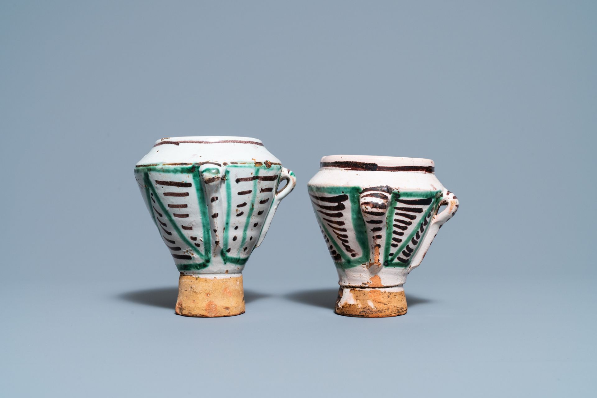 A pair of polychrome Spanish pottery mortars, 16/17th C. - Bild 5 aus 7