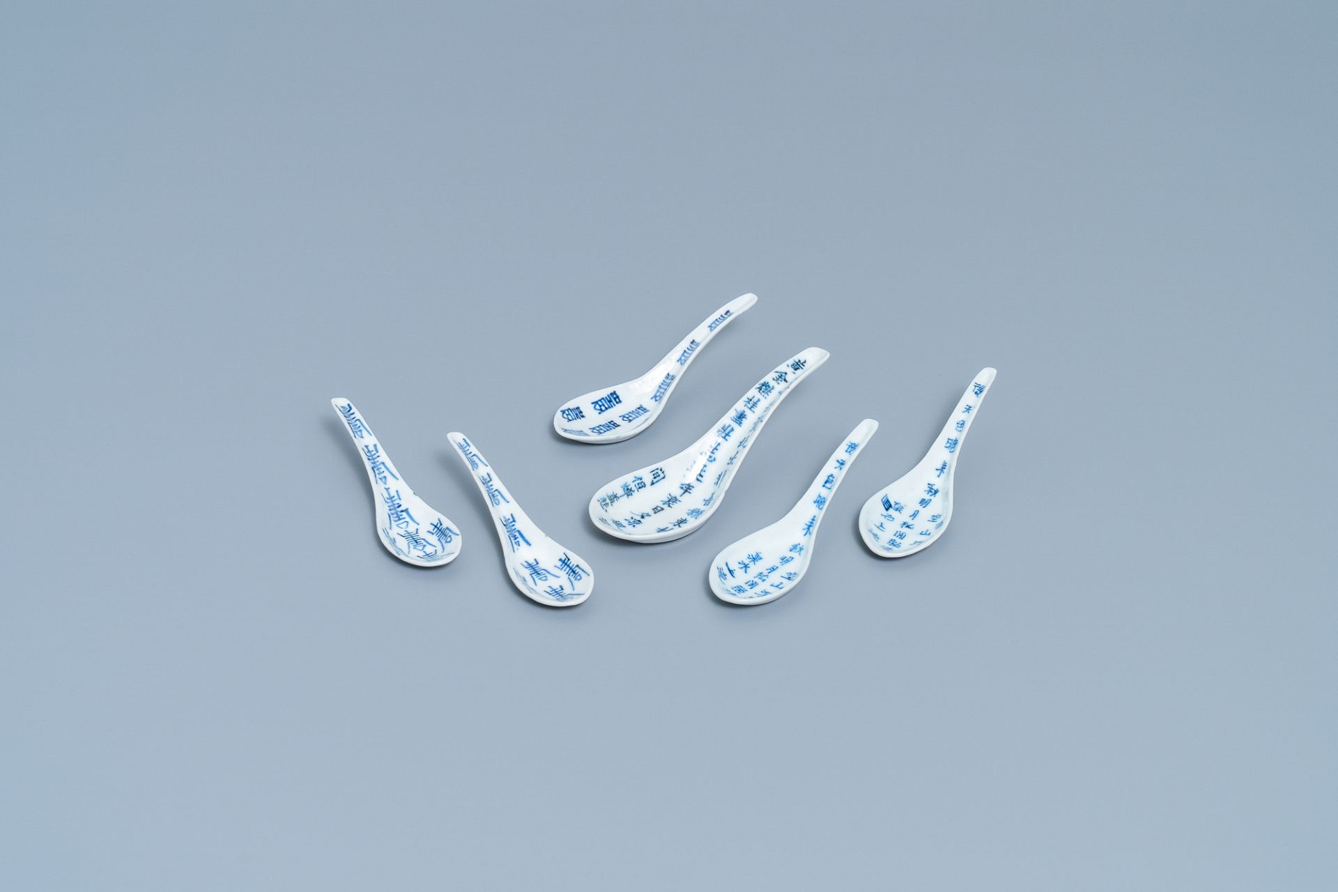 Seventeen Chinese blue and white spoons, 19/20th C. - Image 10 of 14