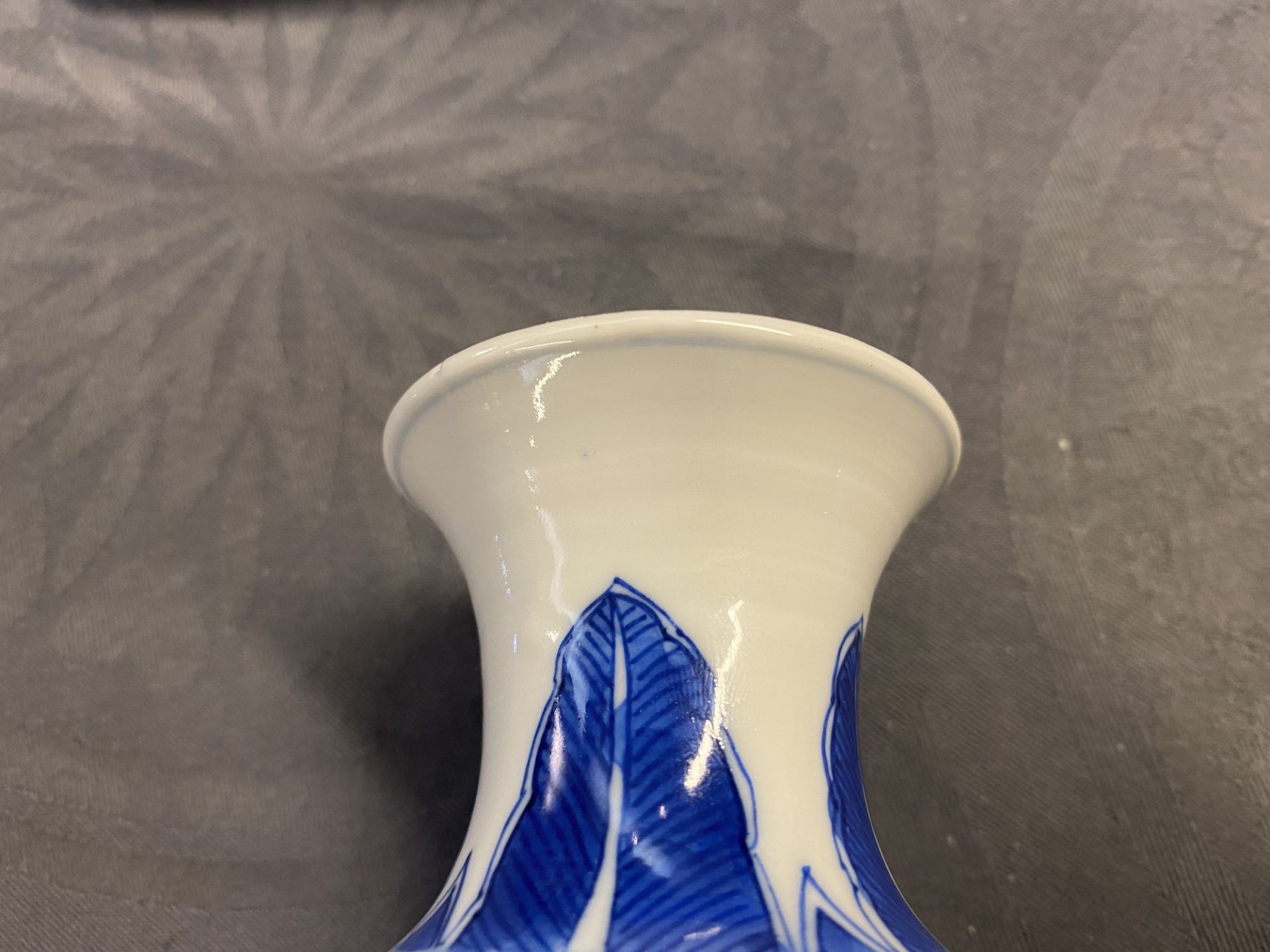 A Chinese blue and white rouleau vase, Kangxi - Image 7 of 13