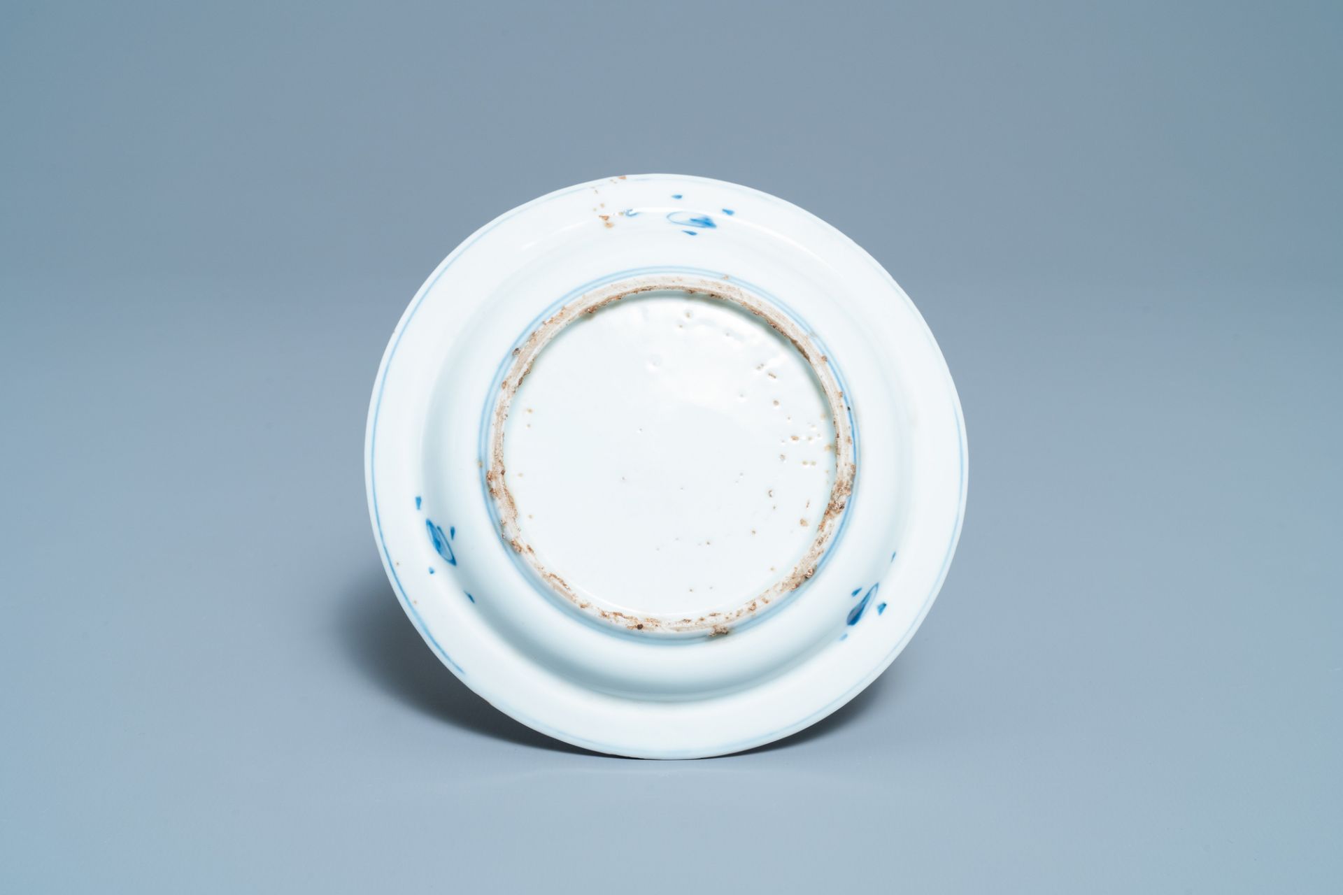 A Chinese blue and white ko-sometsuke plate for the Japanese market, Transitional period - Image 2 of 2