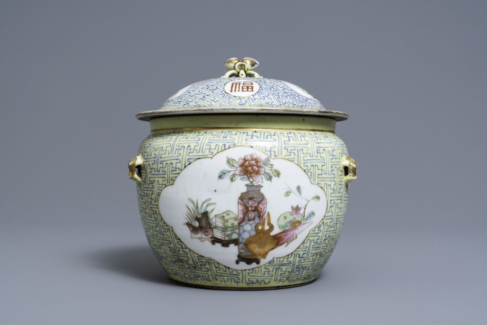 A varied collection of Chinese famille rose and blue and white wares, 19/20th C. - Image 10 of 21