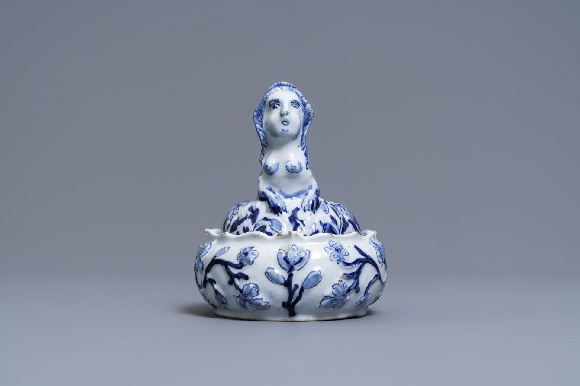 A Dutch Delft blue and white butter tub in the shape of a mermaid, 18th C. - Bild 3 aus 7