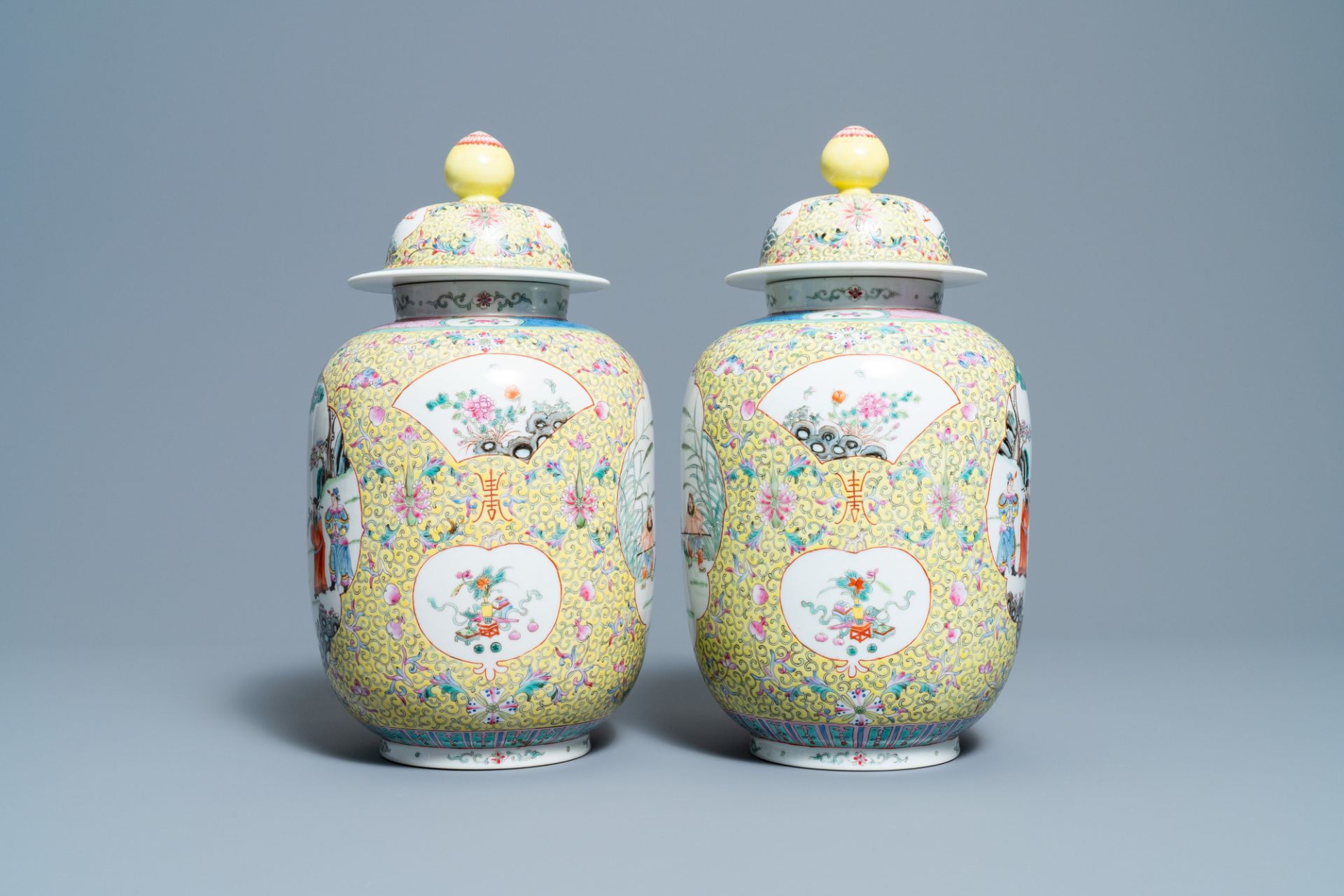 A pair of Chinese famille rose yellow-ground vases and covers, Guangxu mark, Republic - Bild 2 aus 6