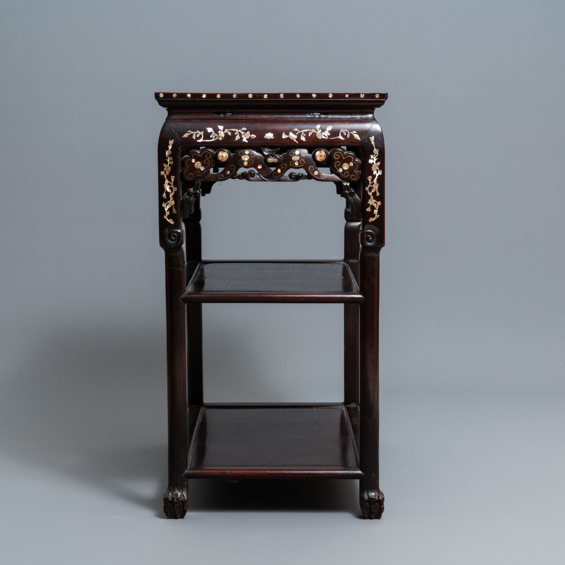 A Chinese mother-of-pearl-inlaid wooden sideboard with marble top, 19th C. - Bild 3 aus 10