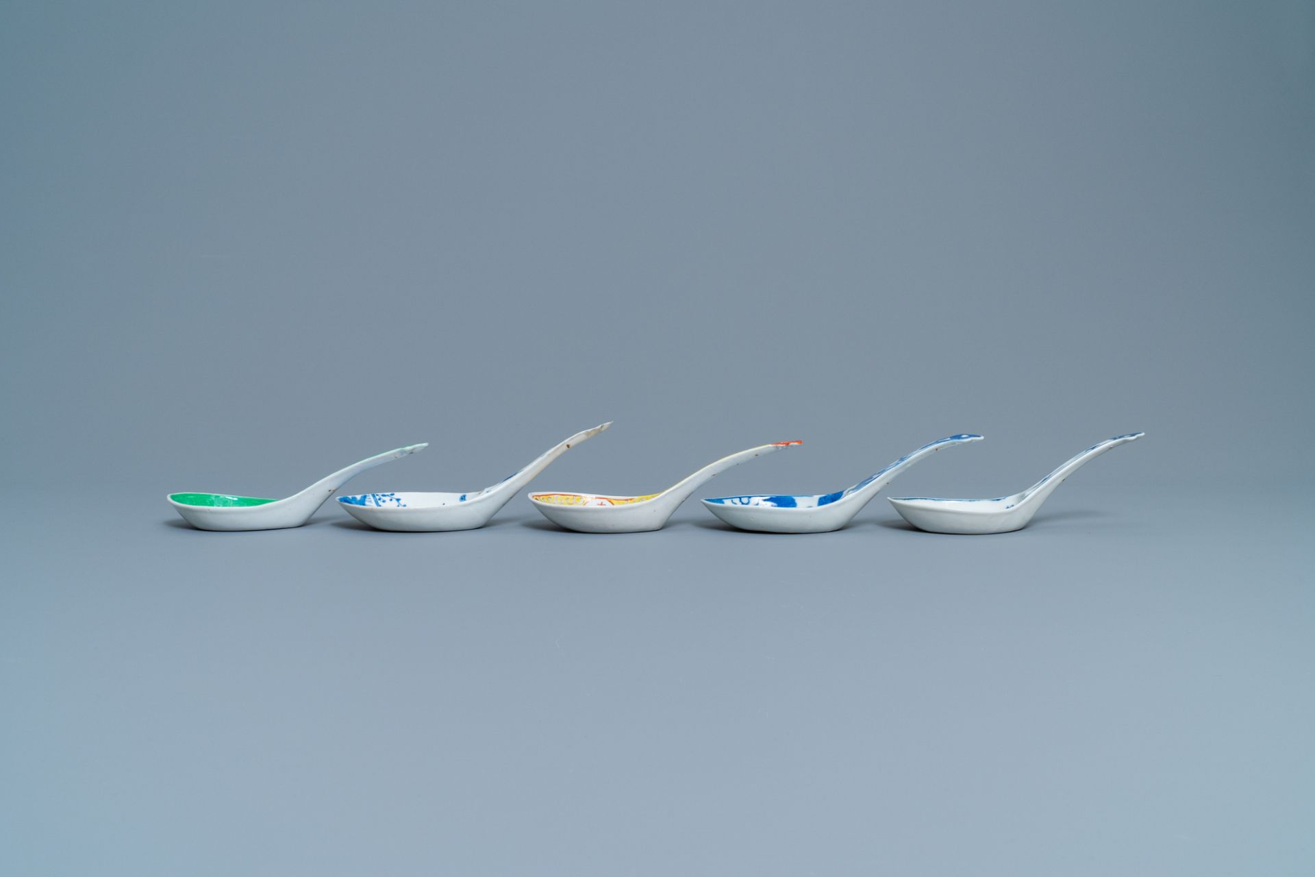 Twelve large Chinese blue and white, famille rose and polychrome spoons, 19/20th C. - Image 6 of 7