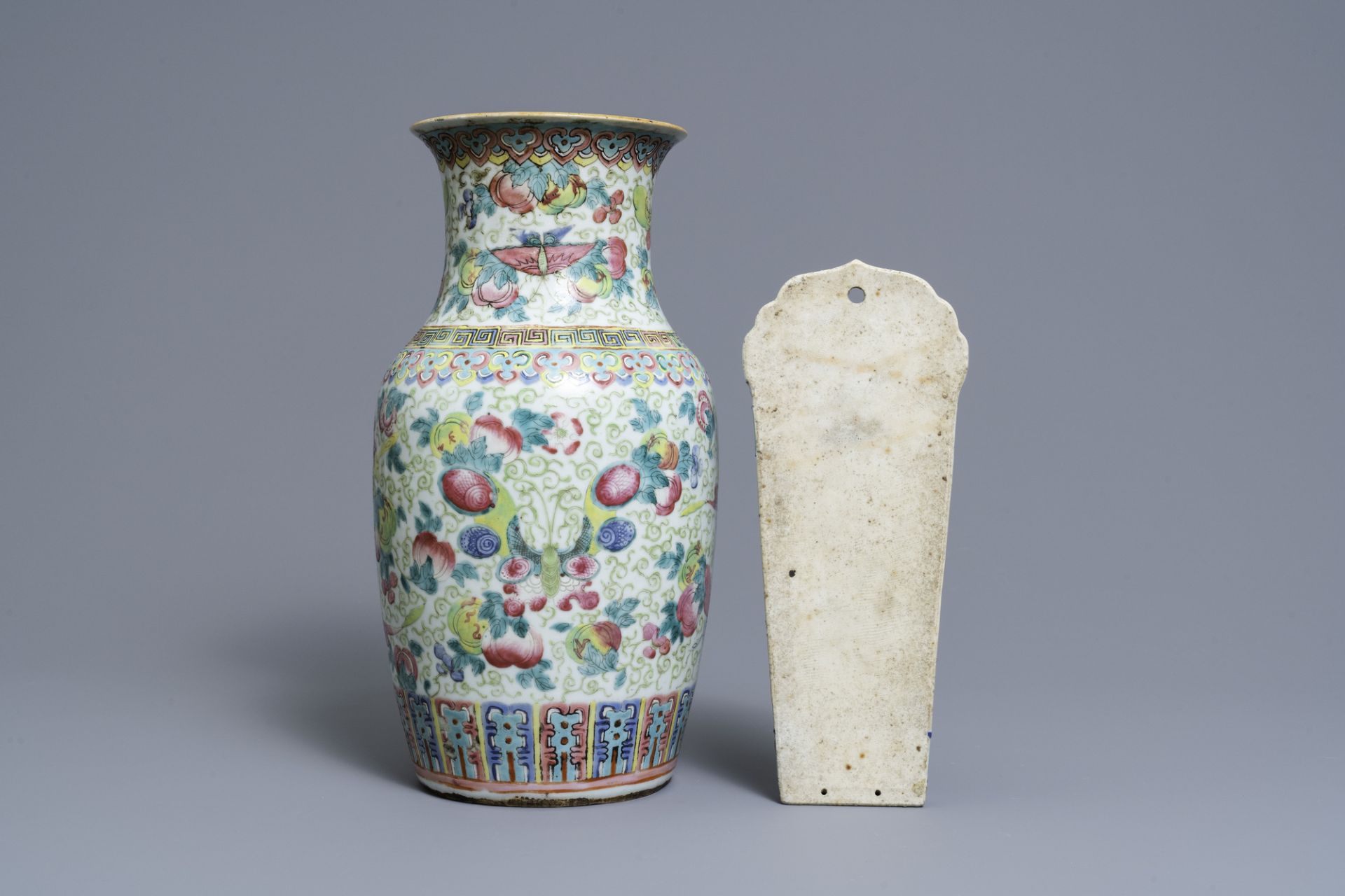 A varied collection of Chinese famille rose and blue and white wares, 19/20th C. - Image 6 of 21