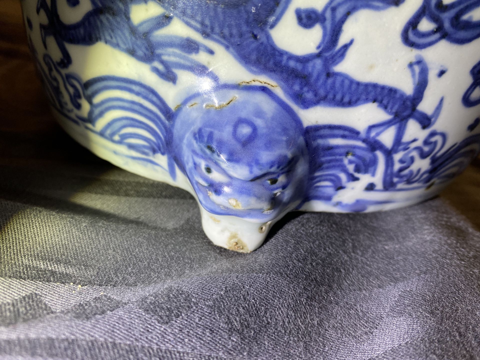 A Chinese blue and white 'dragon' tripod censer, Ming - Image 17 of 20