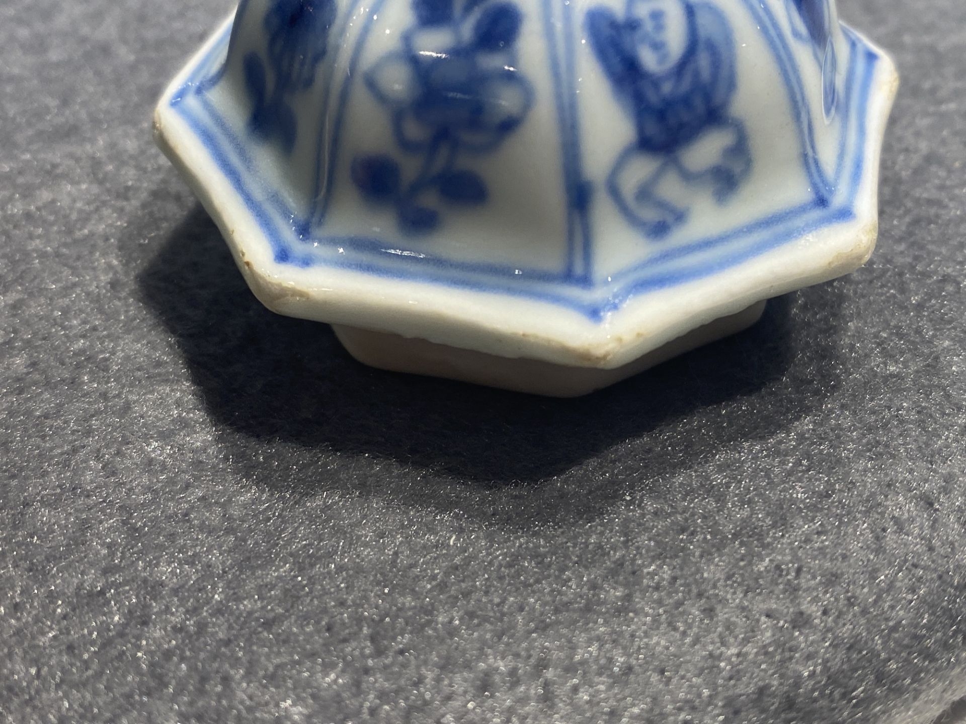 A Chinese blue and white teapot and cover, Kangxi - Image 8 of 15