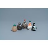 Five Chinese agate, porcelain and silver snuff bottles, 19/20th C.