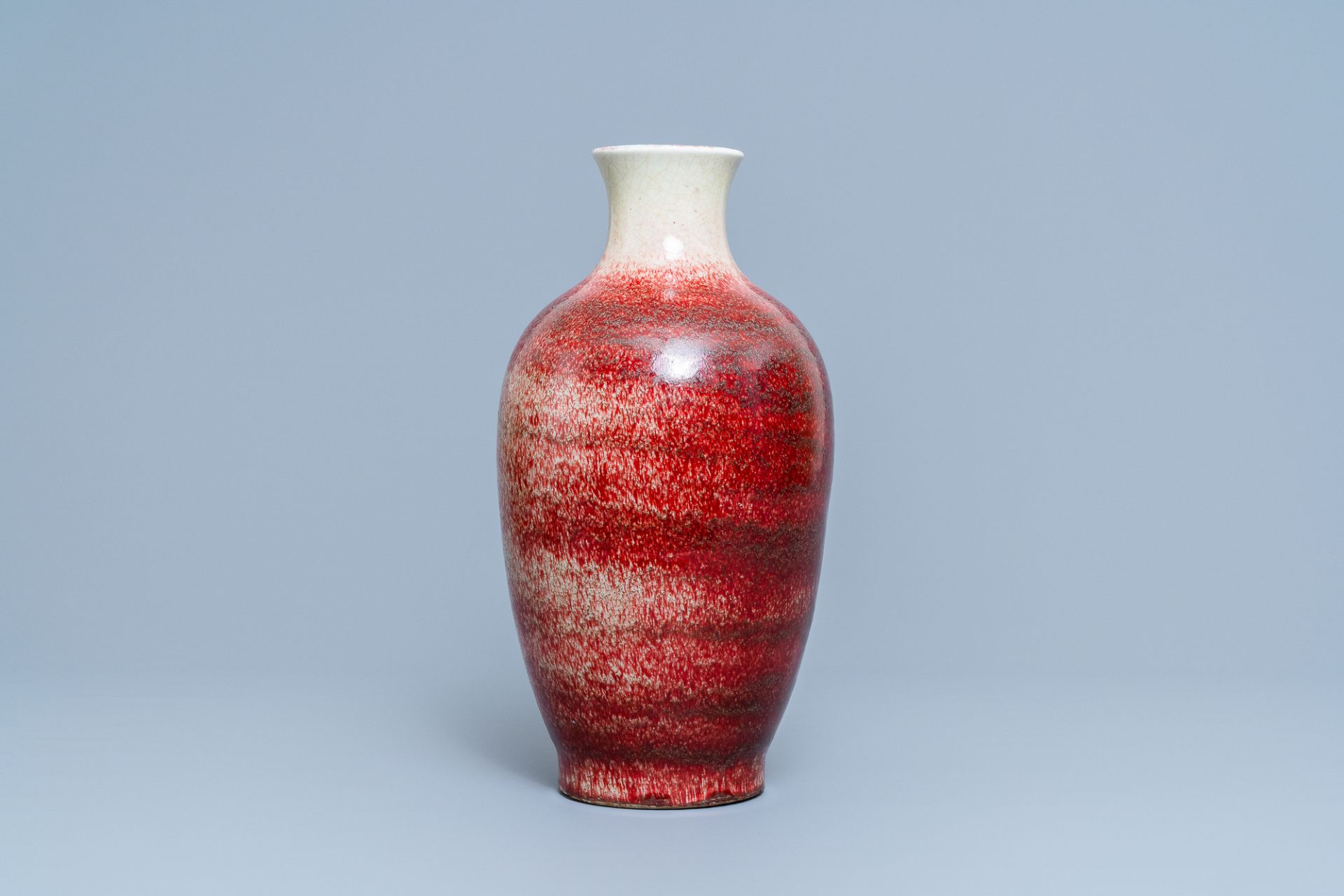 A Chinese monochrome peachbloom-glazed vase, 18/19th C. - Image 3 of 19