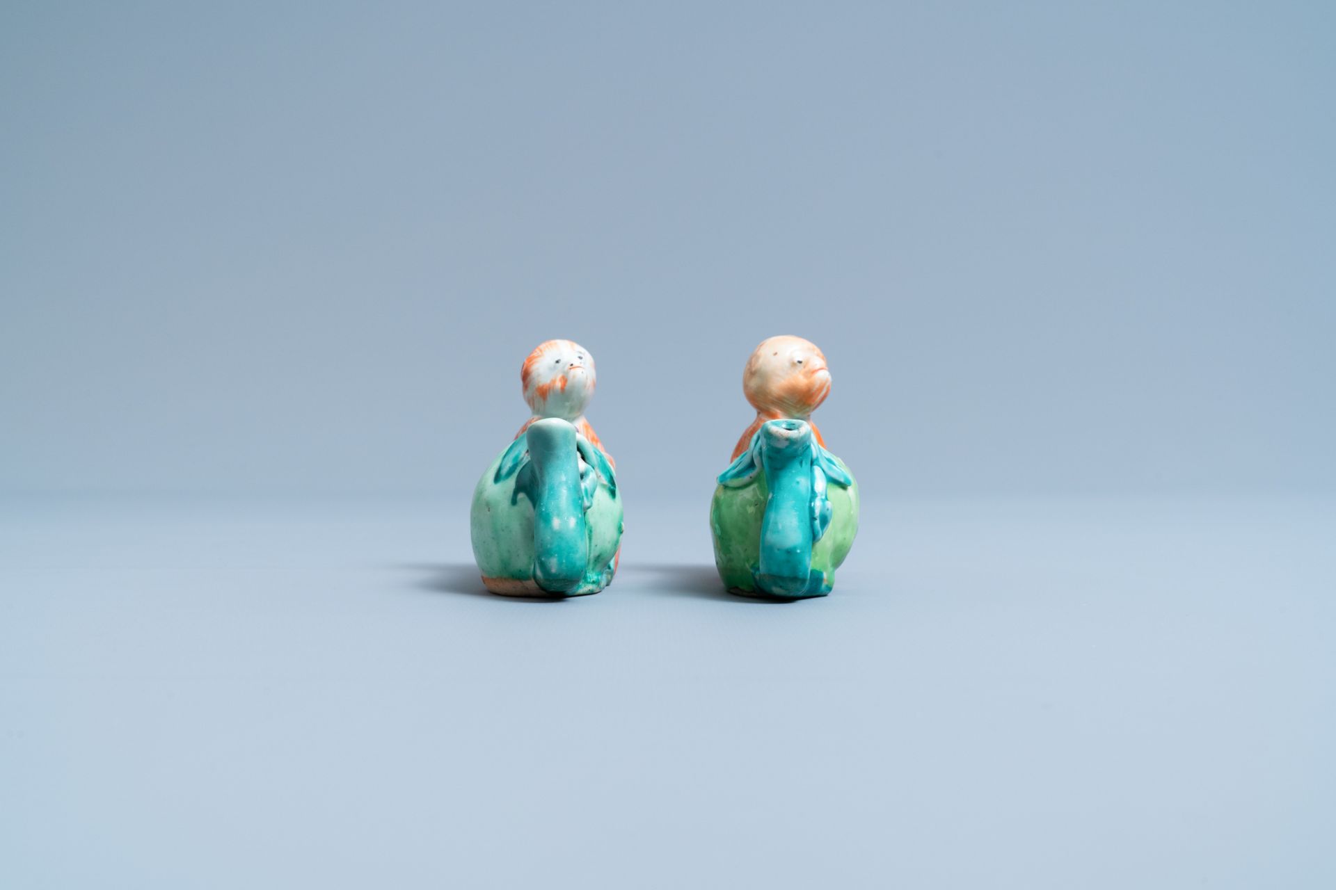 A pair of Chinese famille rose 'monkey and peach' water droppers, 19th C. - Image 3 of 7