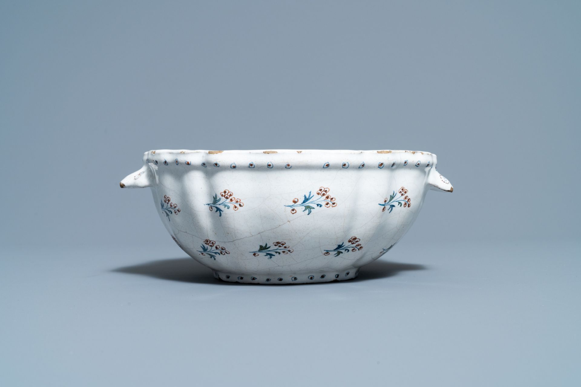 A Brussels faience basin with 'a la haie fleurie' design, 18th C. - Image 4 of 7