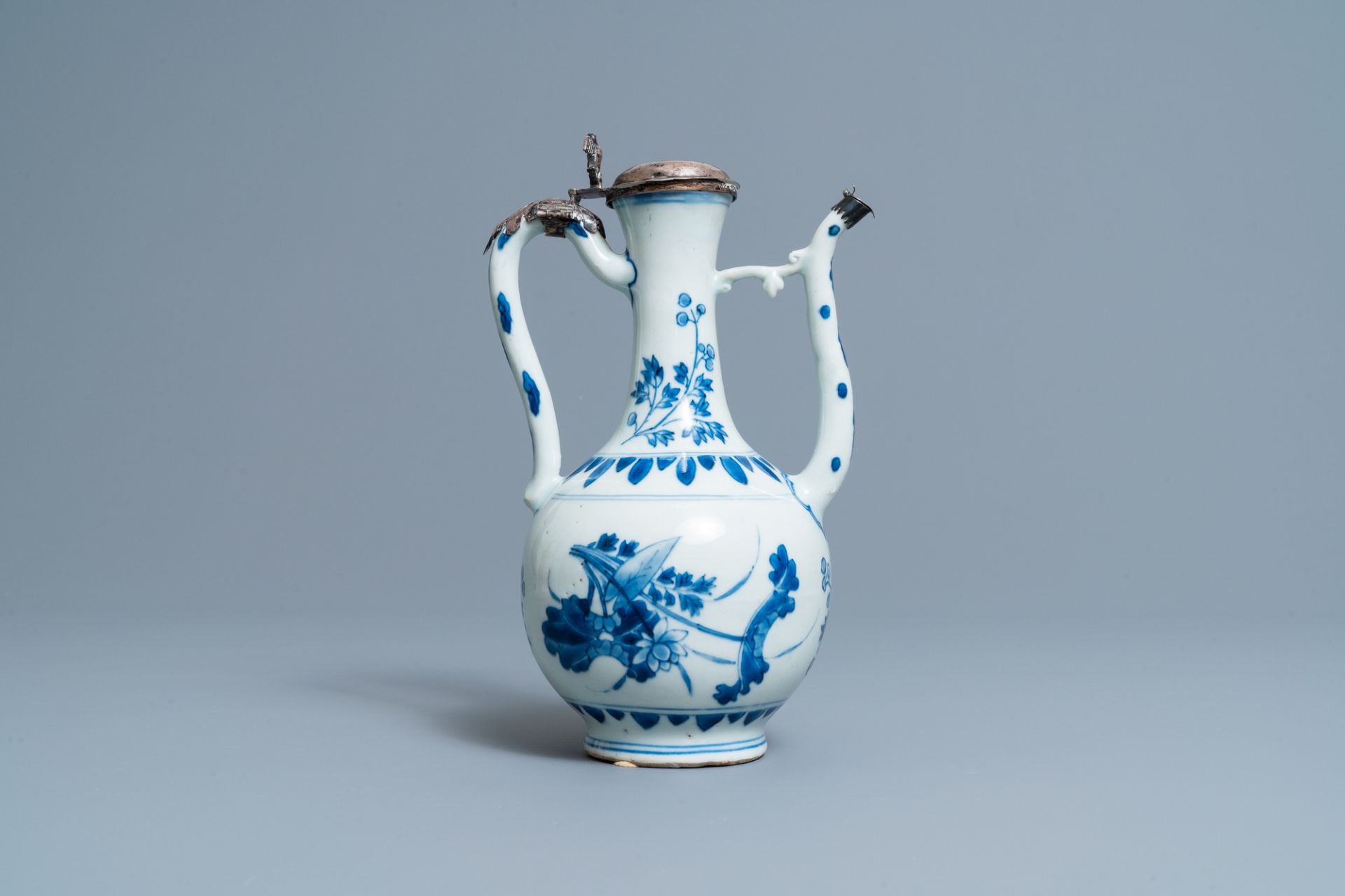 A Chinese blue and white silver-mounted ewer and cover, Transitional period - Bild 4 aus 10