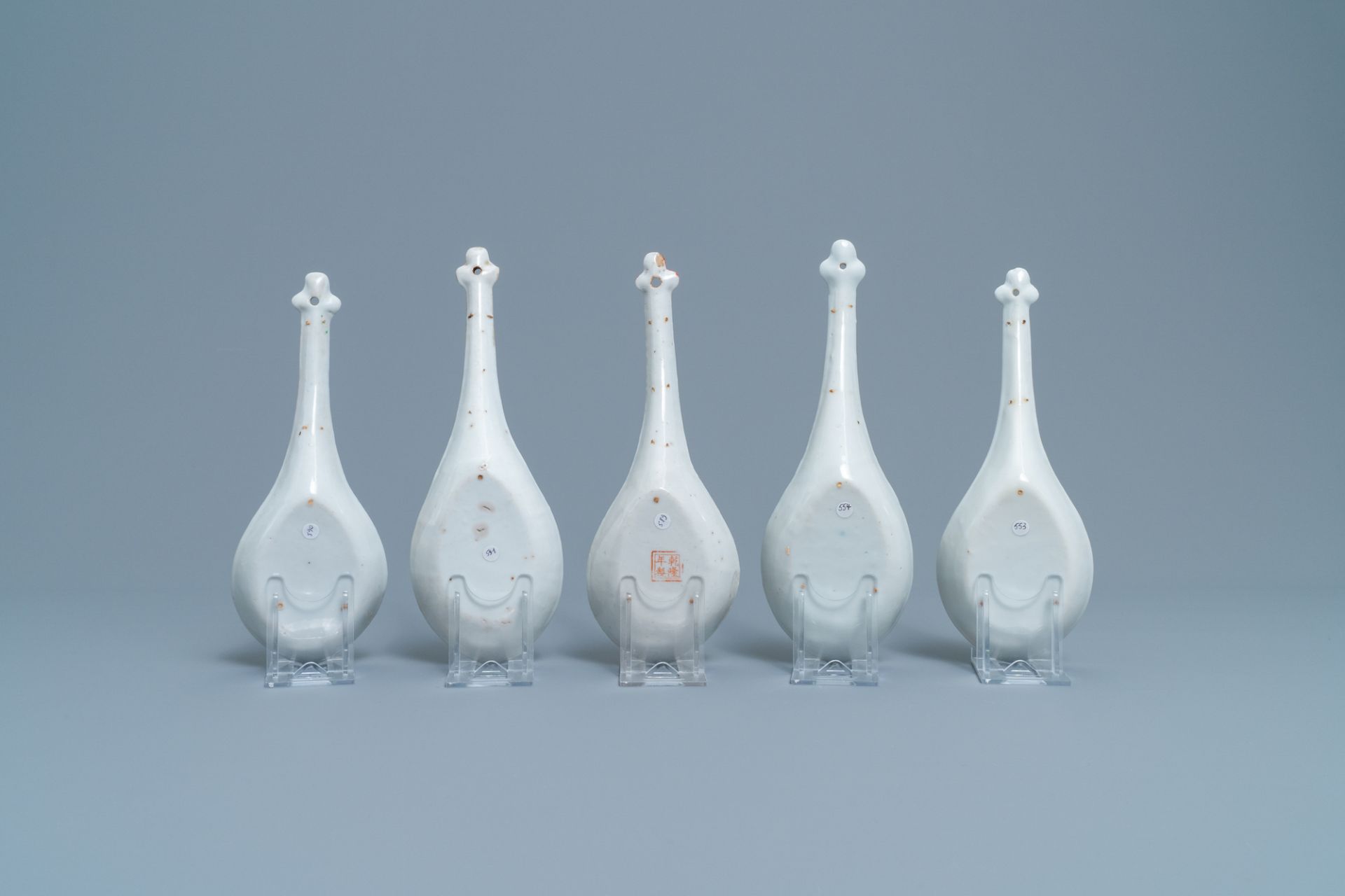 Twelve large Chinese blue and white, famille rose and polychrome spoons, 19/20th C. - Image 5 of 7