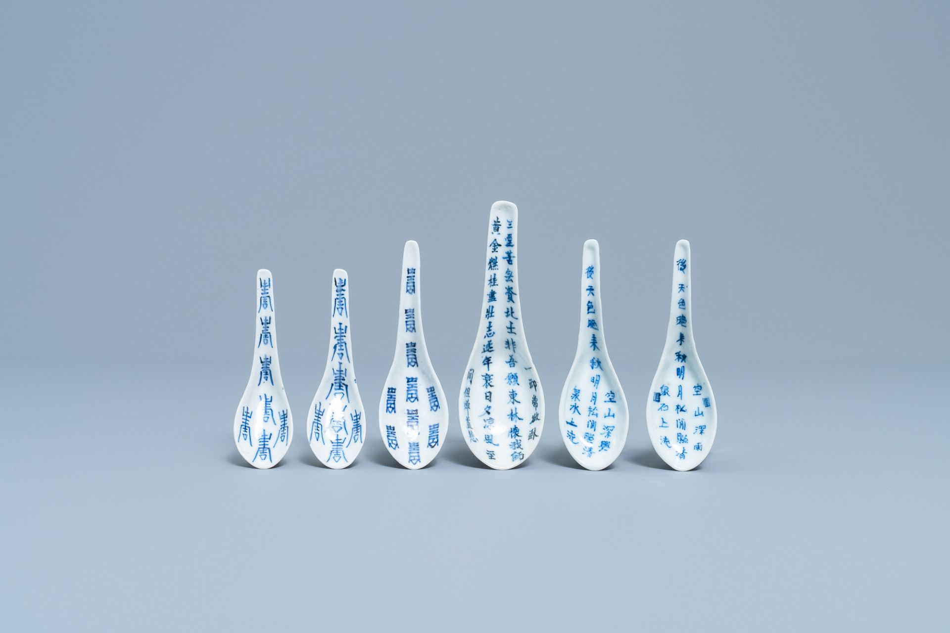 Seventeen Chinese blue and white spoons, 19/20th C. - Image 11 of 14