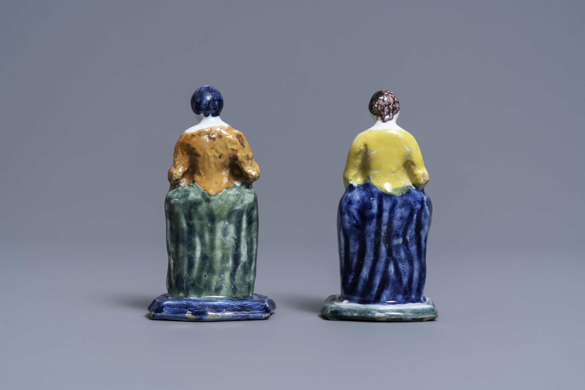 A pair of polychrome Dutch Delft figures of market ladies, 18th C. - Image 4 of 7