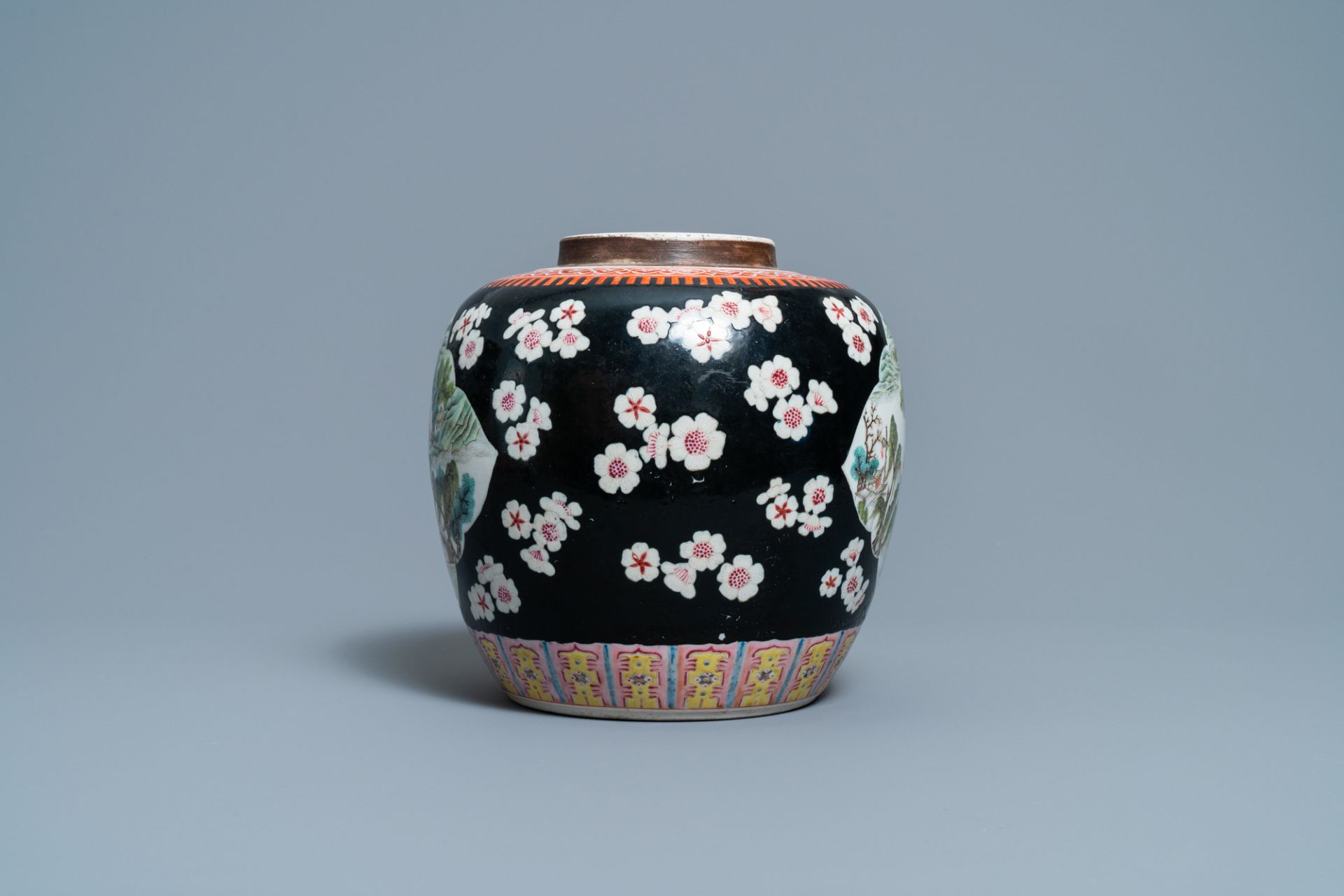 A Chinese black-ground famille rose jar, 19th C. - Image 5 of 7