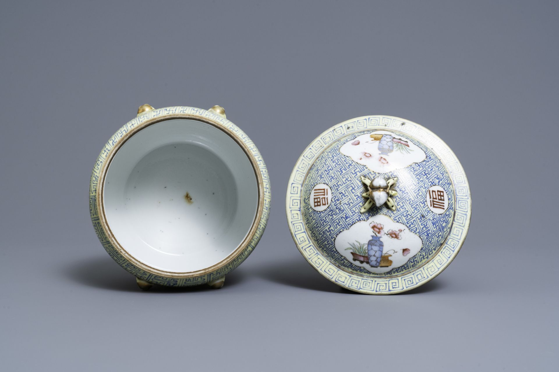 A varied collection of Chinese famille rose and blue and white wares, 19/20th C. - Image 14 of 21
