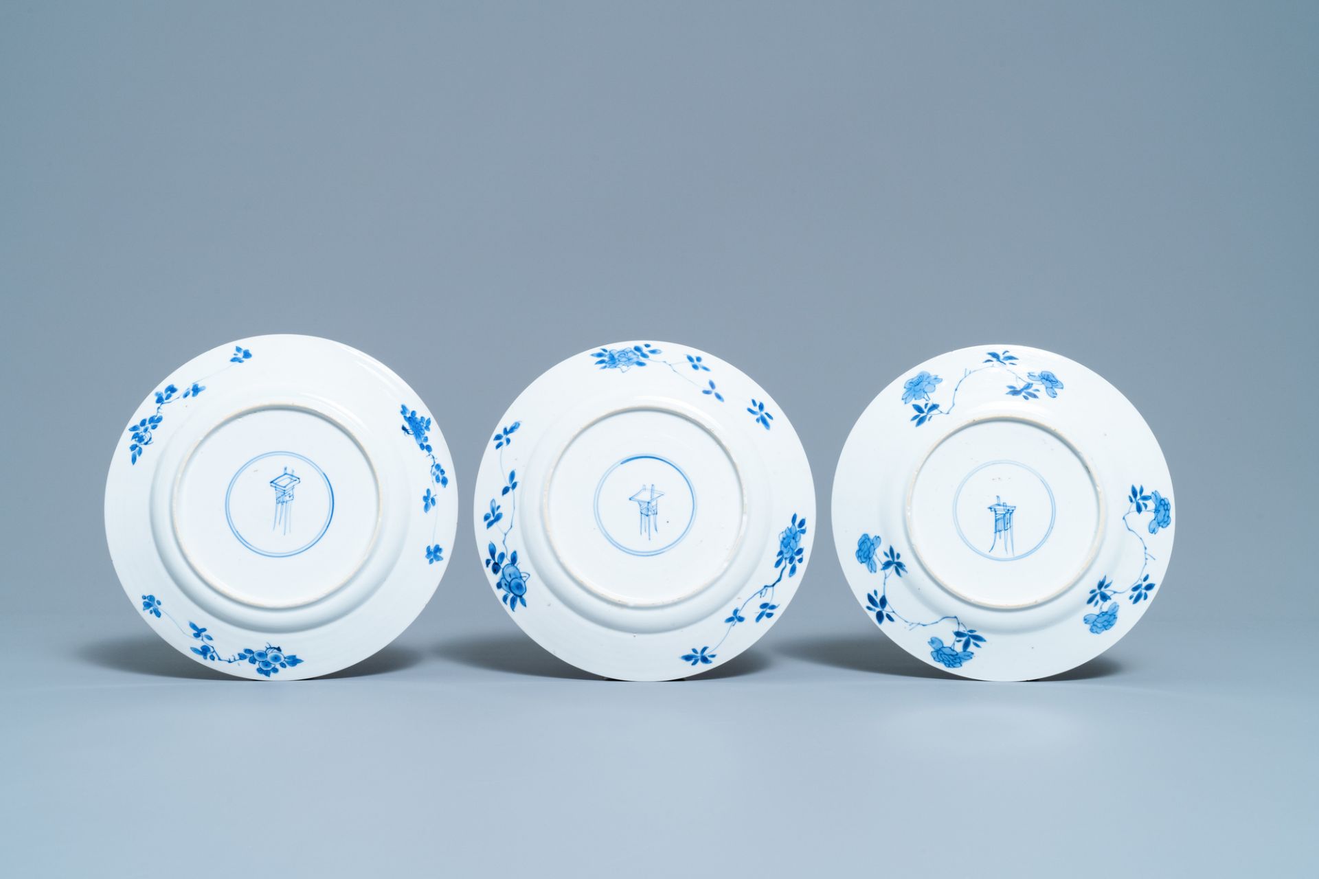 Eight Chinese blue and white plates with birds among blossoms, Kangxi - Image 7 of 7