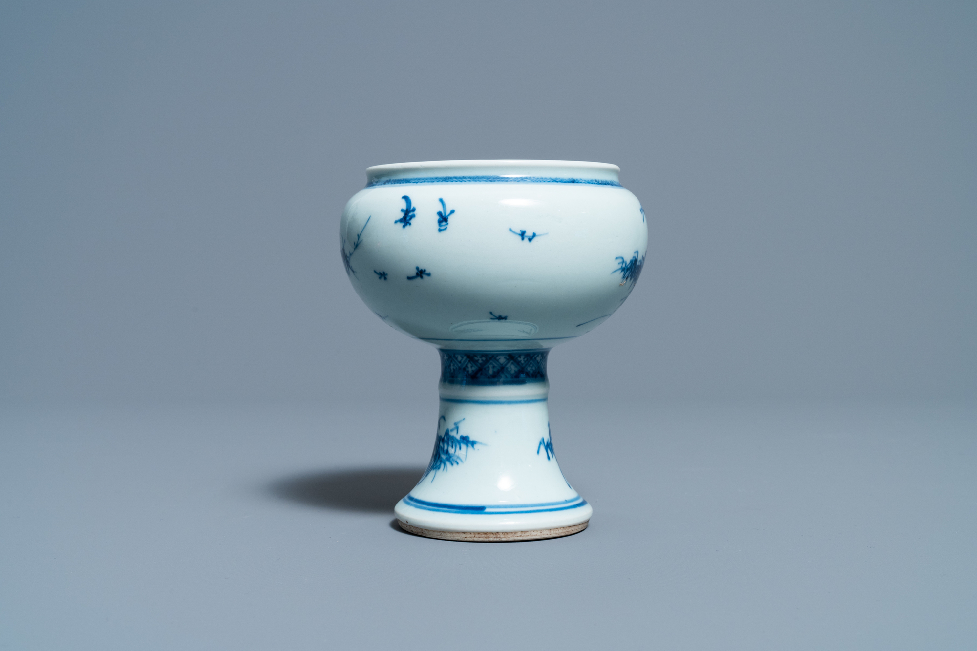 A Chinese blue and white stem cup with floral design, Kangxi/Yongzheng - Image 4 of 7