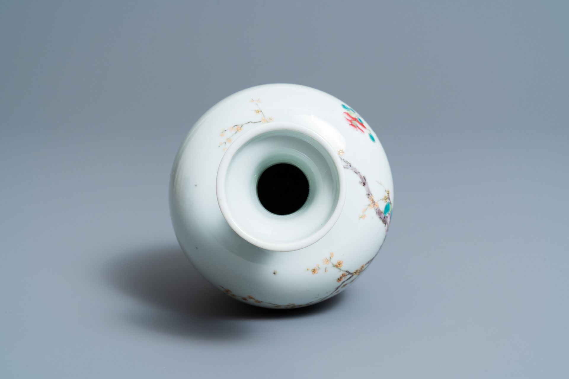 A Chinese famille rose vase with floral design, 19/20th C. - Image 6 of 6