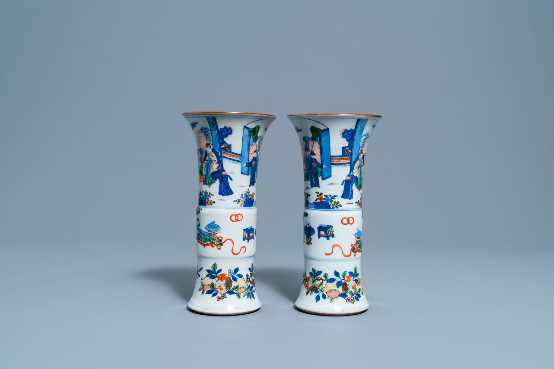 A pair of Chinese wucai 'gu' vases, 19th C. - Image 3 of 7