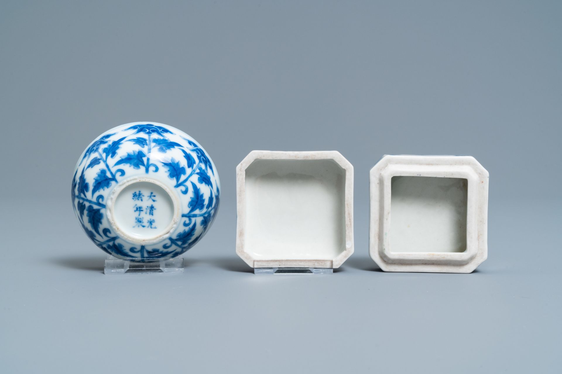A Chinese blue and white plate, a bowl and a box and cover, Qianlong and Guangxu mark, 19/20th C. - Image 9 of 9