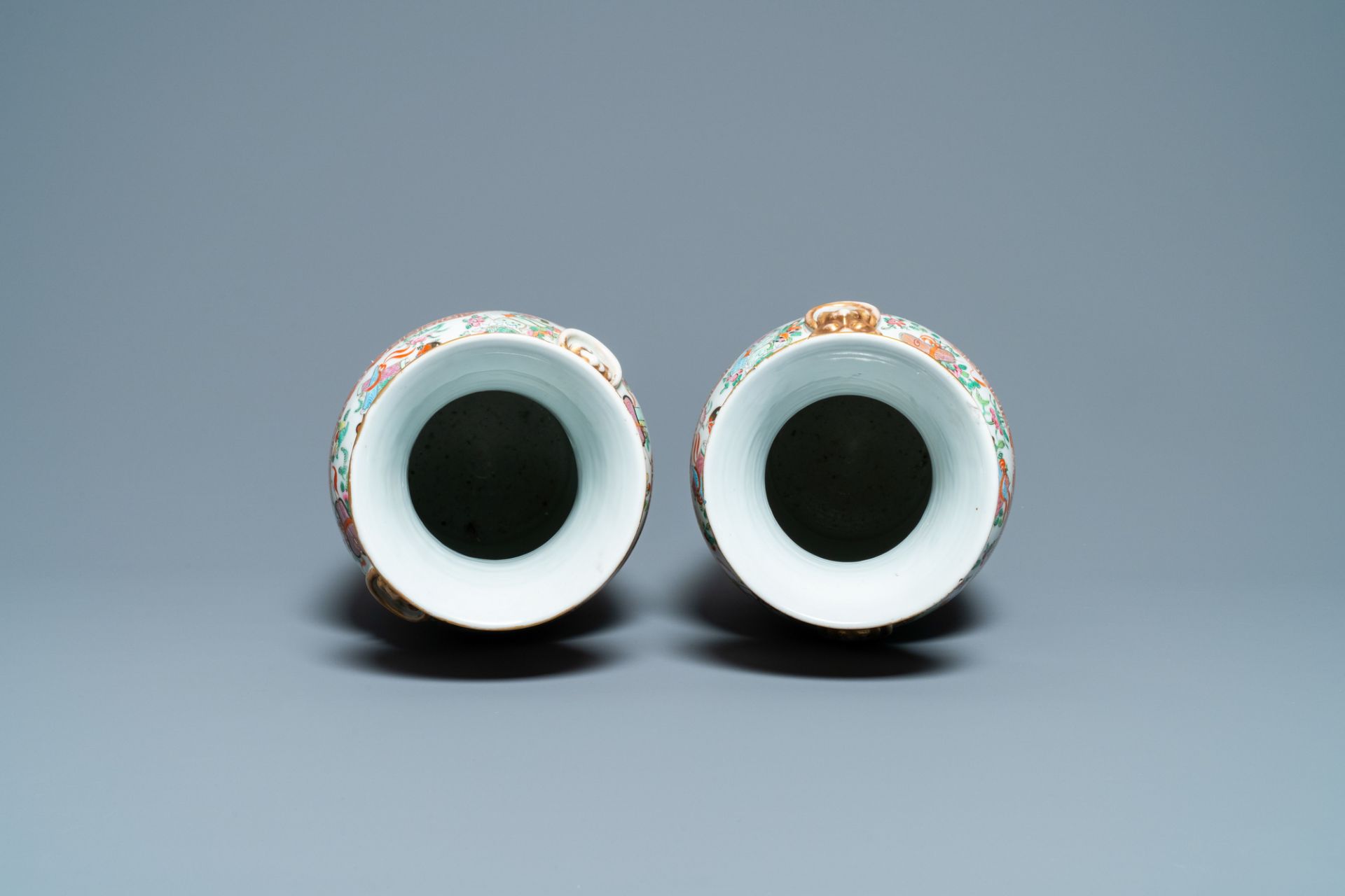 A pair of Chinese Canton famille rose vases, 19th C. - Image 5 of 6