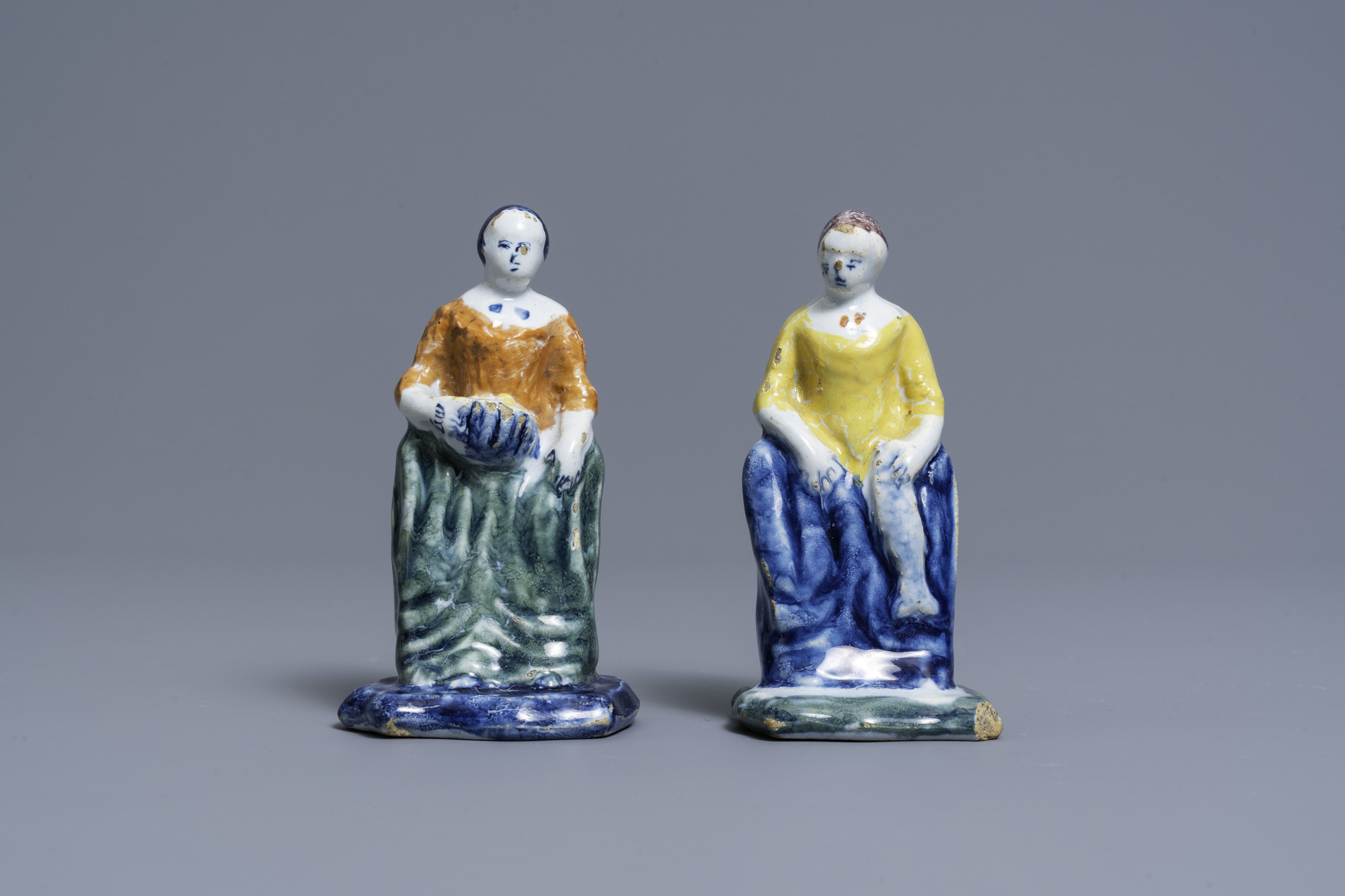 A pair of polychrome Dutch Delft figures of market ladies, 18th C. - Image 2 of 7