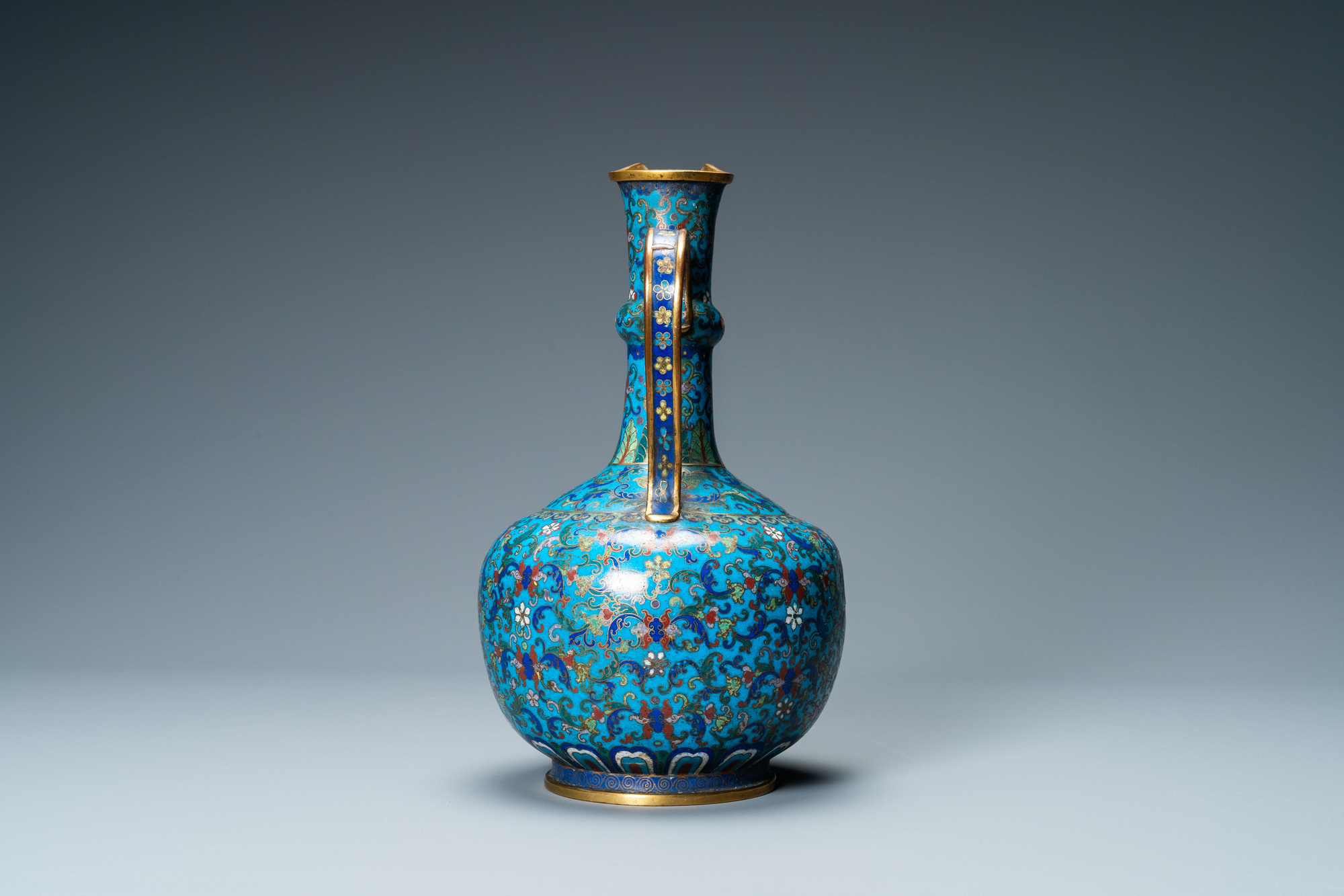 A Chinese cloisonne 'floral scroll' water jug, 18/19th C. - Image 2 of 6