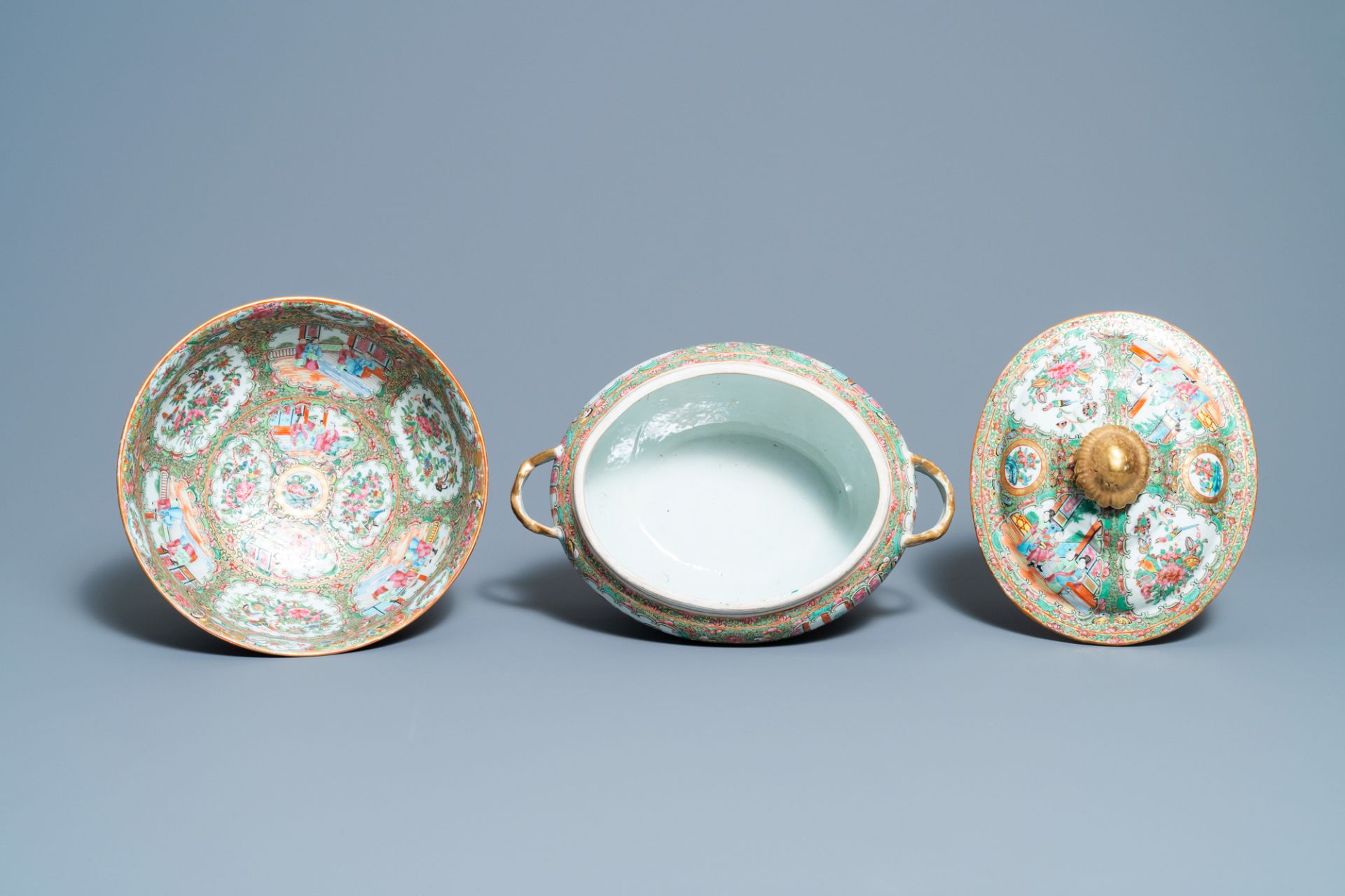 A Chinese Canton famille rose bowl and a tureen on stand, 19th C - Image 8 of 9