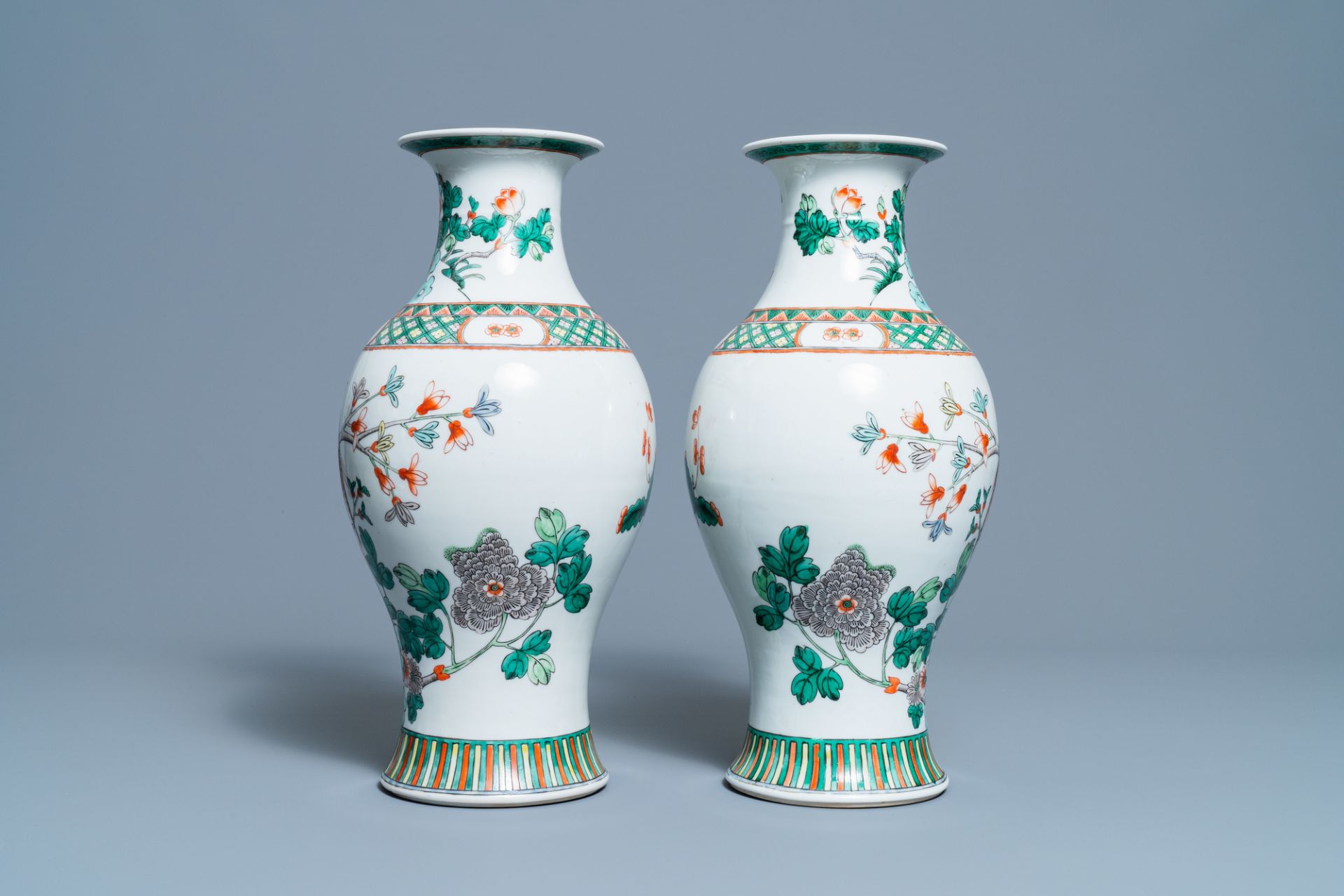 A pair of Chinese famille verte vases with birds among blossoming branches, Republic - Bild 2 aus 6