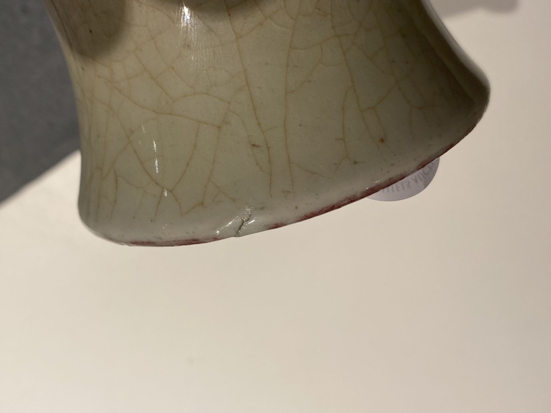 A Chinese monochrome peachbloom-glazed vase, 18/19th C. - Image 14 of 19